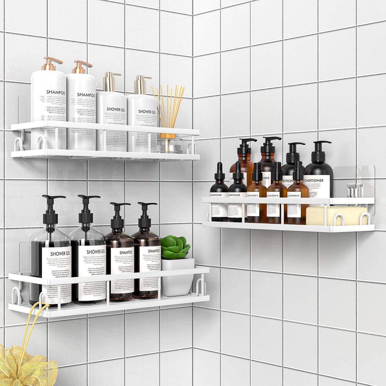 Badezimmerecke mit drei Wandregalen, die Shampoo, Duschgel, Spülung, Seifenspender, Toilettenartikel und eine kleine Topfpflanze auf gekachelten Wänden halten.