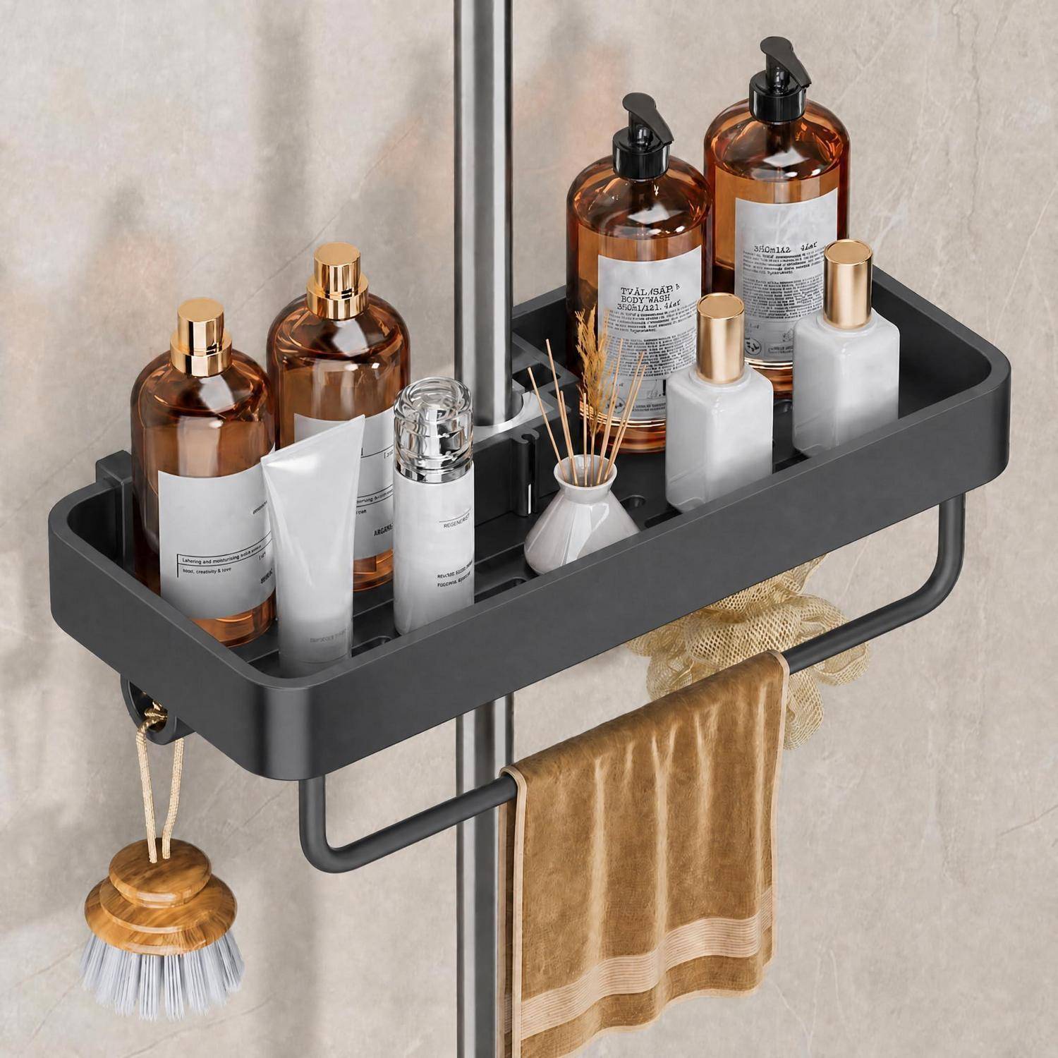 Wandmontierter Duschkorb mit Toilettenartikeln und Flaschen, darunter eine Handstange und eine hängende Reinigungsbürste.