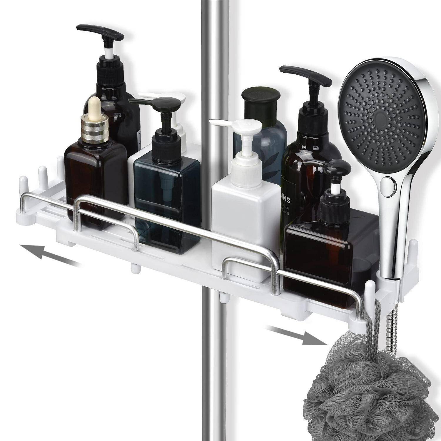 Duschablage mit Shampoo- und Seifenflaschen, mit einer Handbrause und einem hängenden Badeschwamm, befestigt an einer Duschstange.