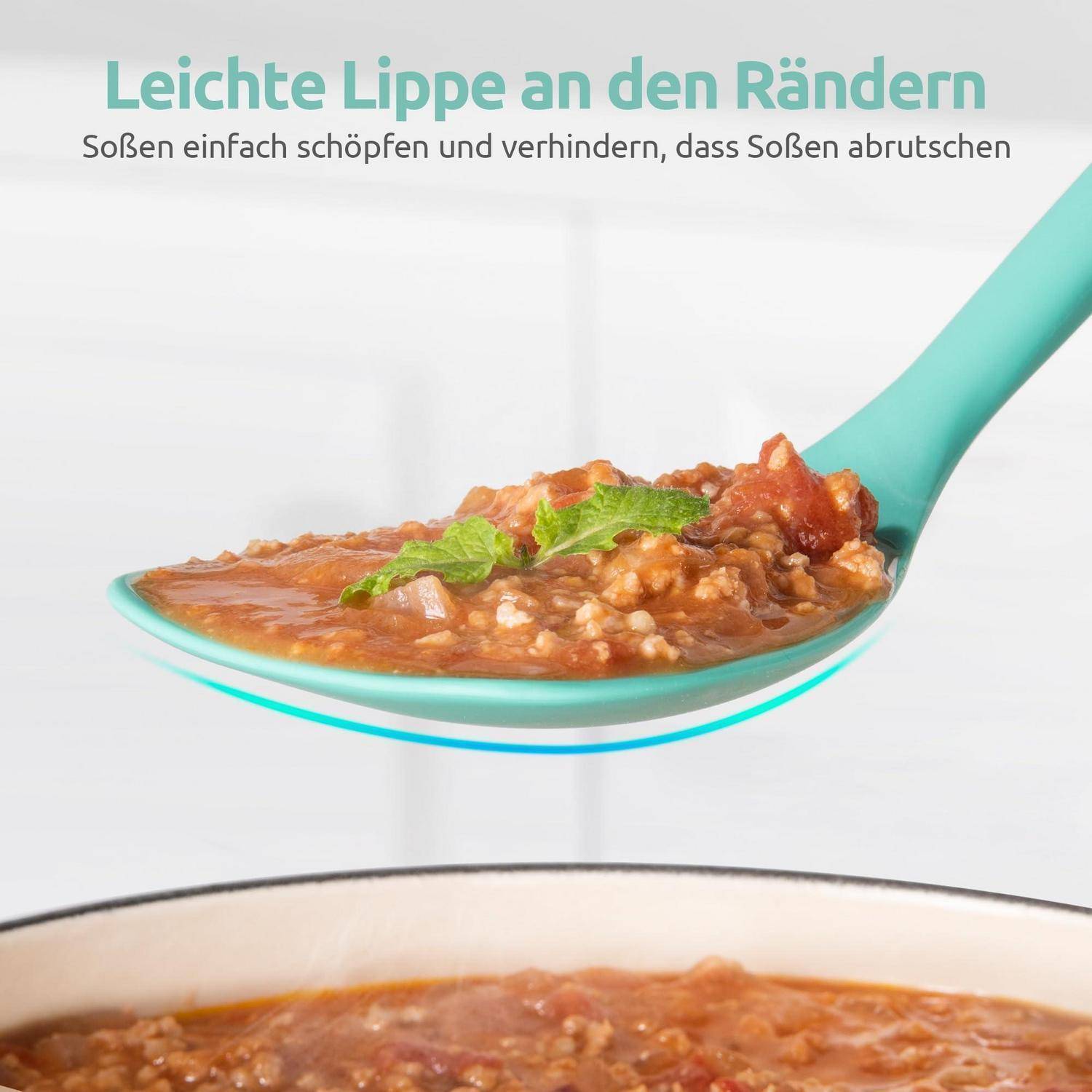 Türkisfarbener Löffel mit erhöhtem Rand hebt einen Eintopf; deutscher Text besagt, dass die leichte Kante beim Schöpfen hilft und ein Tropfen oder Rutschen verhindert.