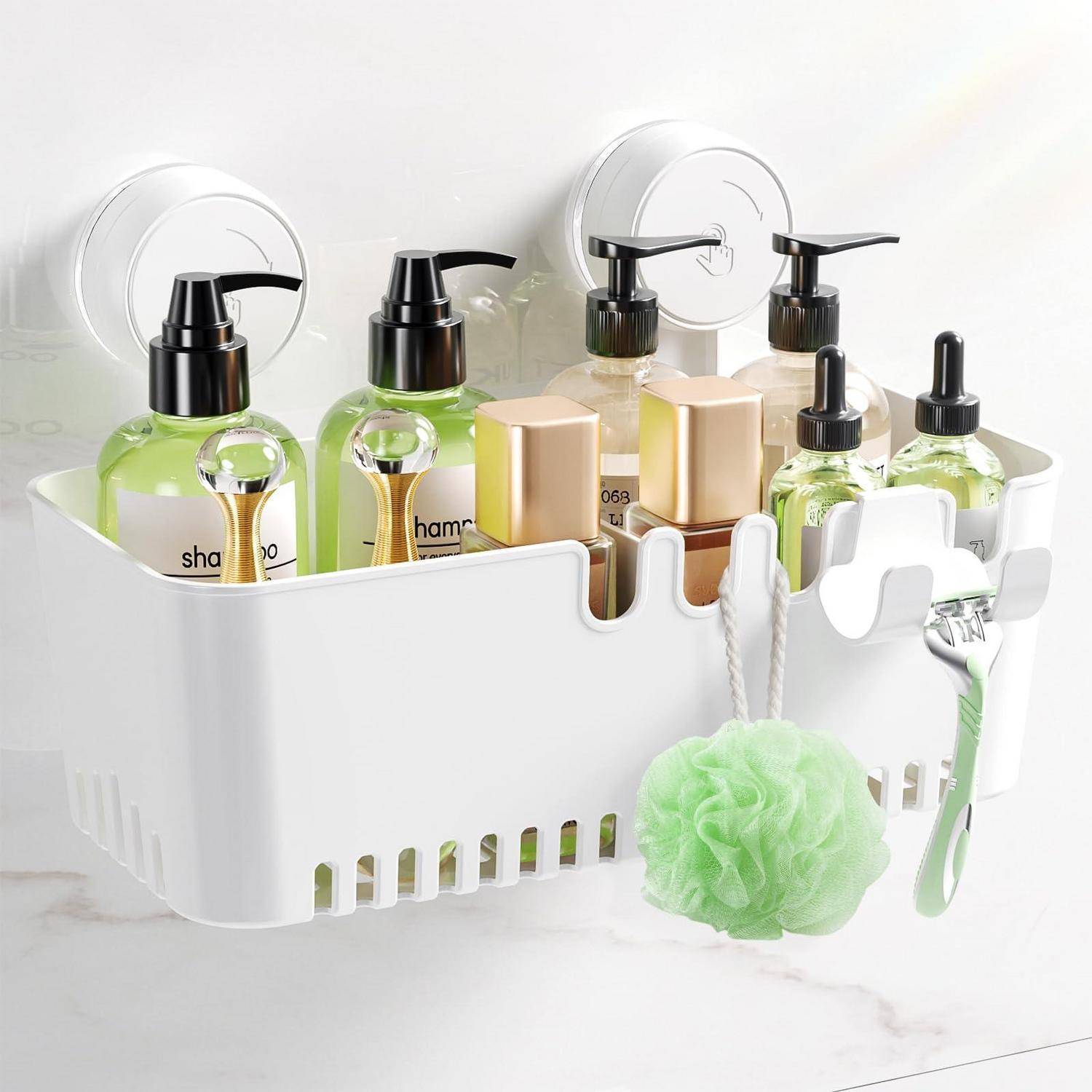 Weiße hängende Duschablage mit Saugnäpfen, auf der Shampoo- und Lotionsflaschen stehen, plus ein grüner Badeschwamm und ein Rasierer.