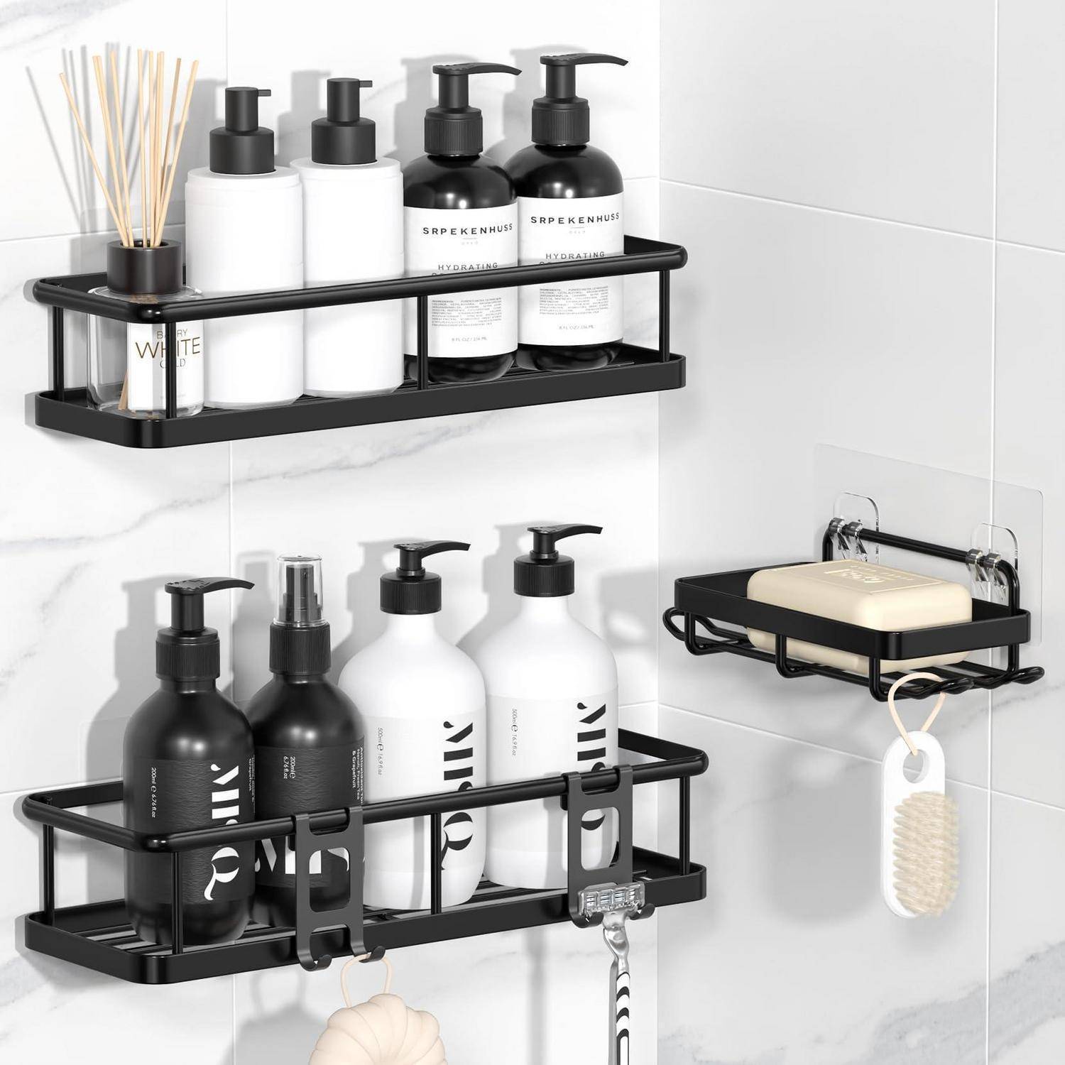 Schwarze wandmontierte Badezimmerregale halten Pumpflaschen und einen Raumduft-Diffusor mit einem Seifenhalter und einer hängenden Bürste auf der rechten Seite.