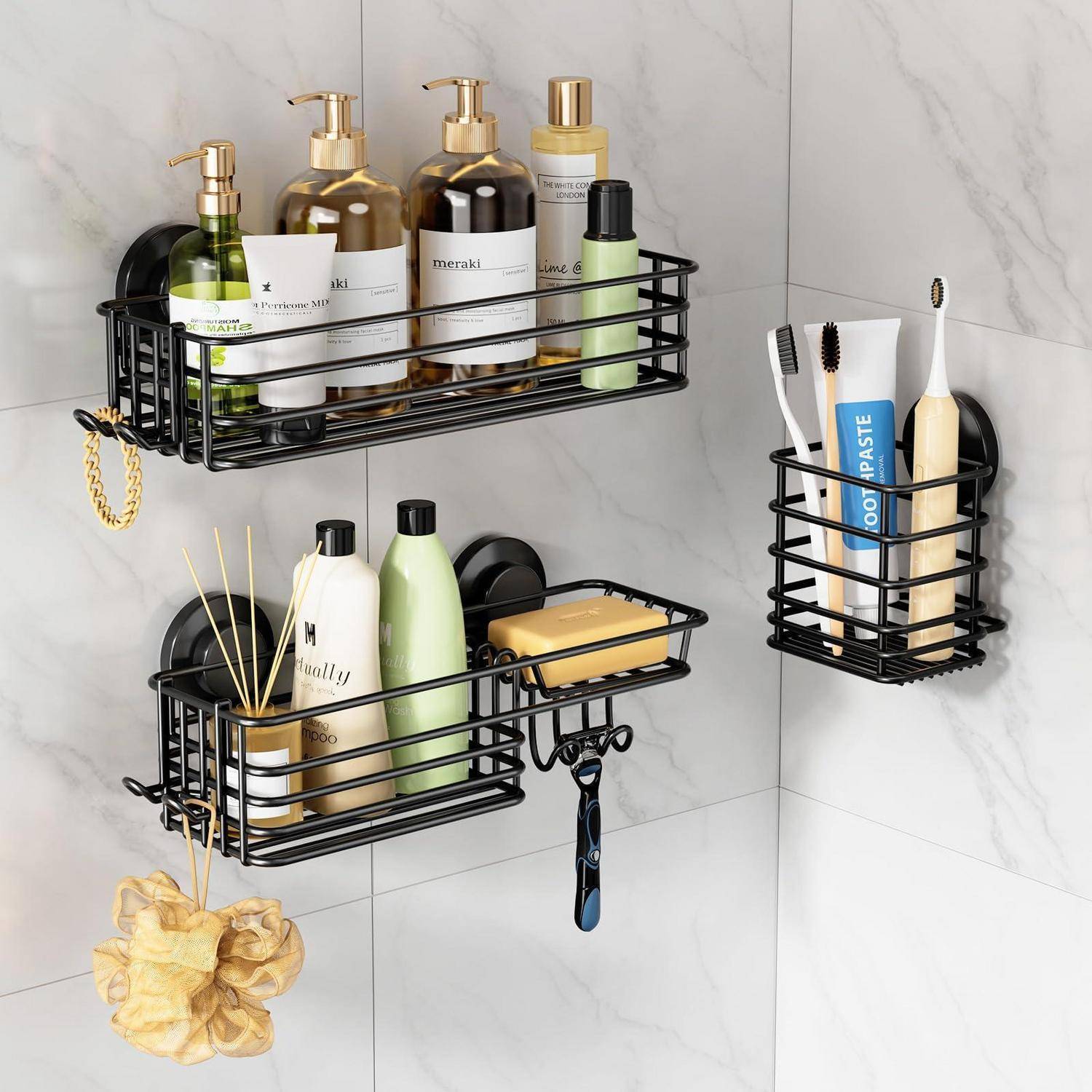 An der Wand montierte schwarze Drahtbadezimmerregale mit Shampoo, Seife und Toilettenartikeln, mit einem kleinen Caddy für Zahnbürsten und Zahnpasta.