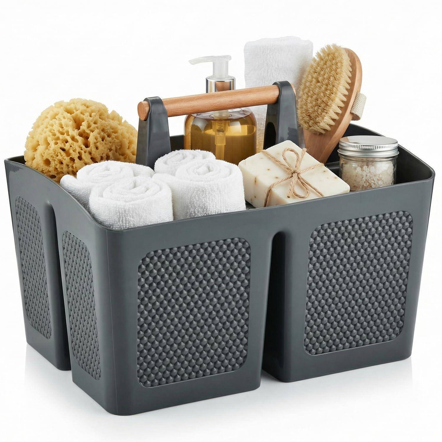 Badezimmer-Caddy-Organizer mit Handtüchern, Seife, Schwamm, Bürste und Flaschen, angeordnet in einem grauen Kunststoffbehälter mit Holzgriff
