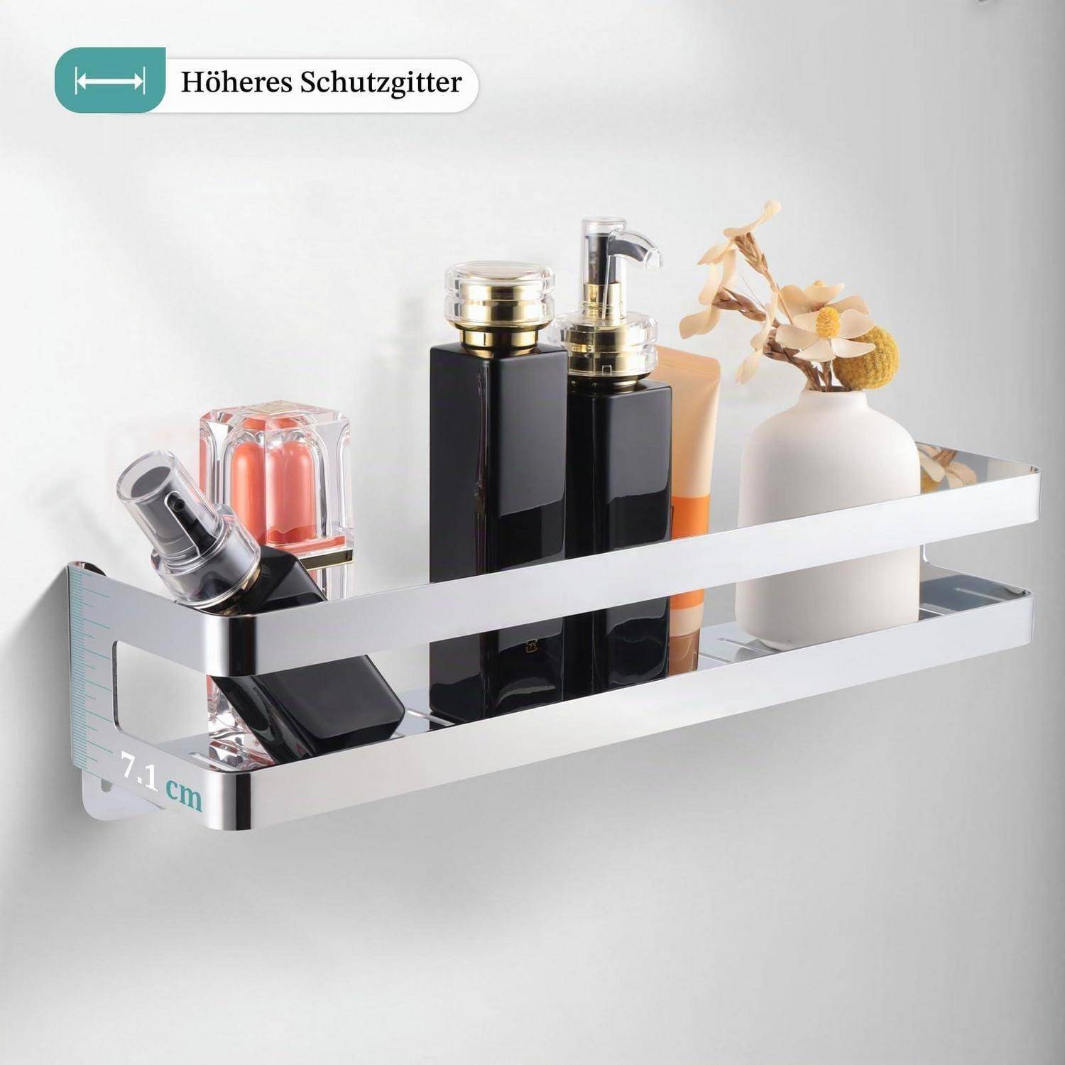 An der Wand montiertes verchromtes Badezimmerregal, das verschiedene Toilettenartikelflaschen und -behälter hält, gekennzeichnet mit „Höheres Schutzgitter" und 7,1 cm hohem Rand.