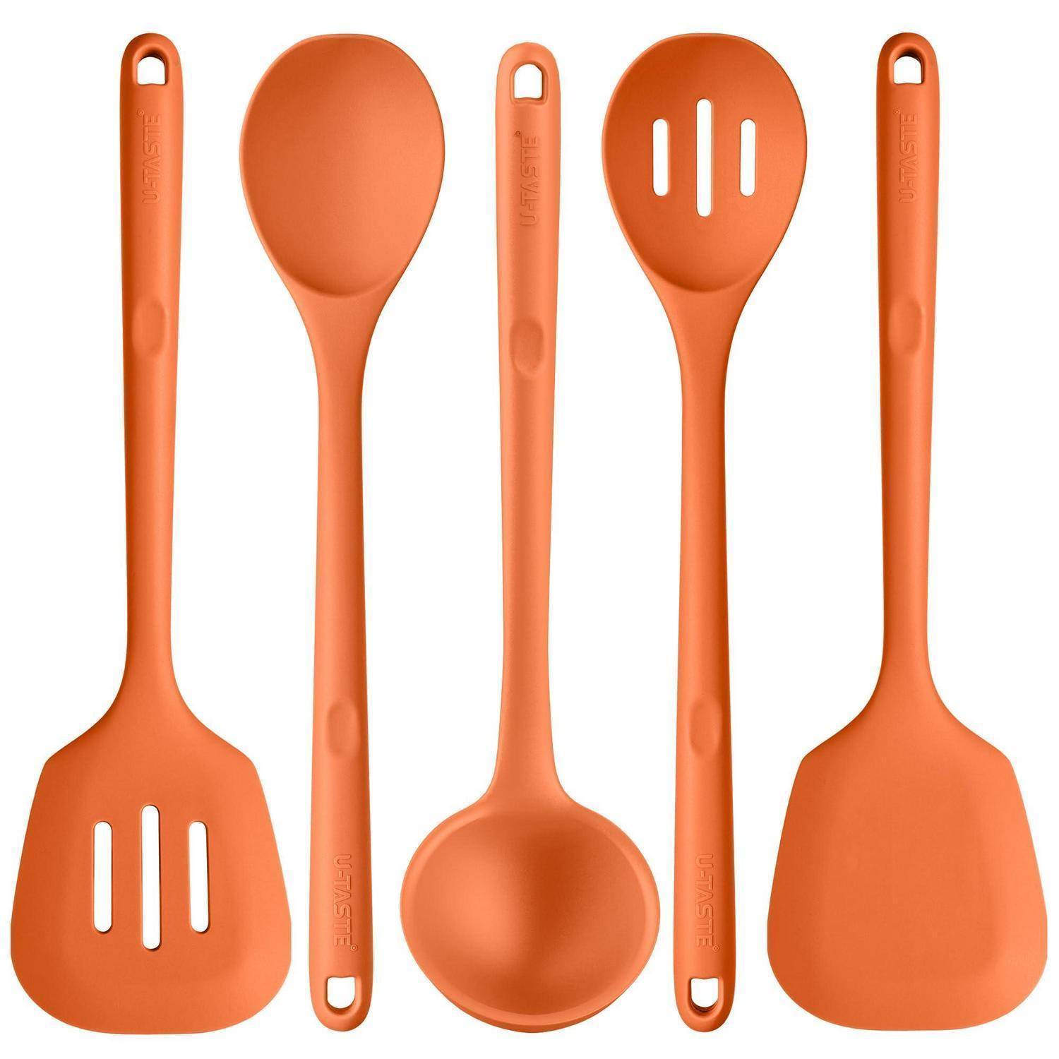 Fünf orangefarbene Silikon-Küchenutensilien auf weißem Hintergrund: Schlitzspatel, Löffel, Schöpflöffel, Schaumkelle und massiver Spatel.