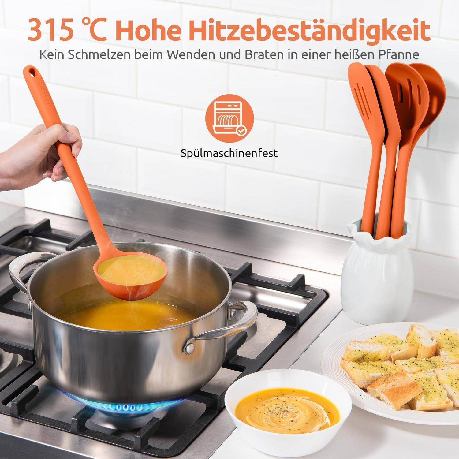 Küchenpromo mit einem orangefarbenen Silikonschöpflöffel und Kochutensilien, die in einer Pfanne braten, mit deutschem Text: '315 °C Hohe Hitzebeständigkeit' und 'Spülmaschinenfest'.