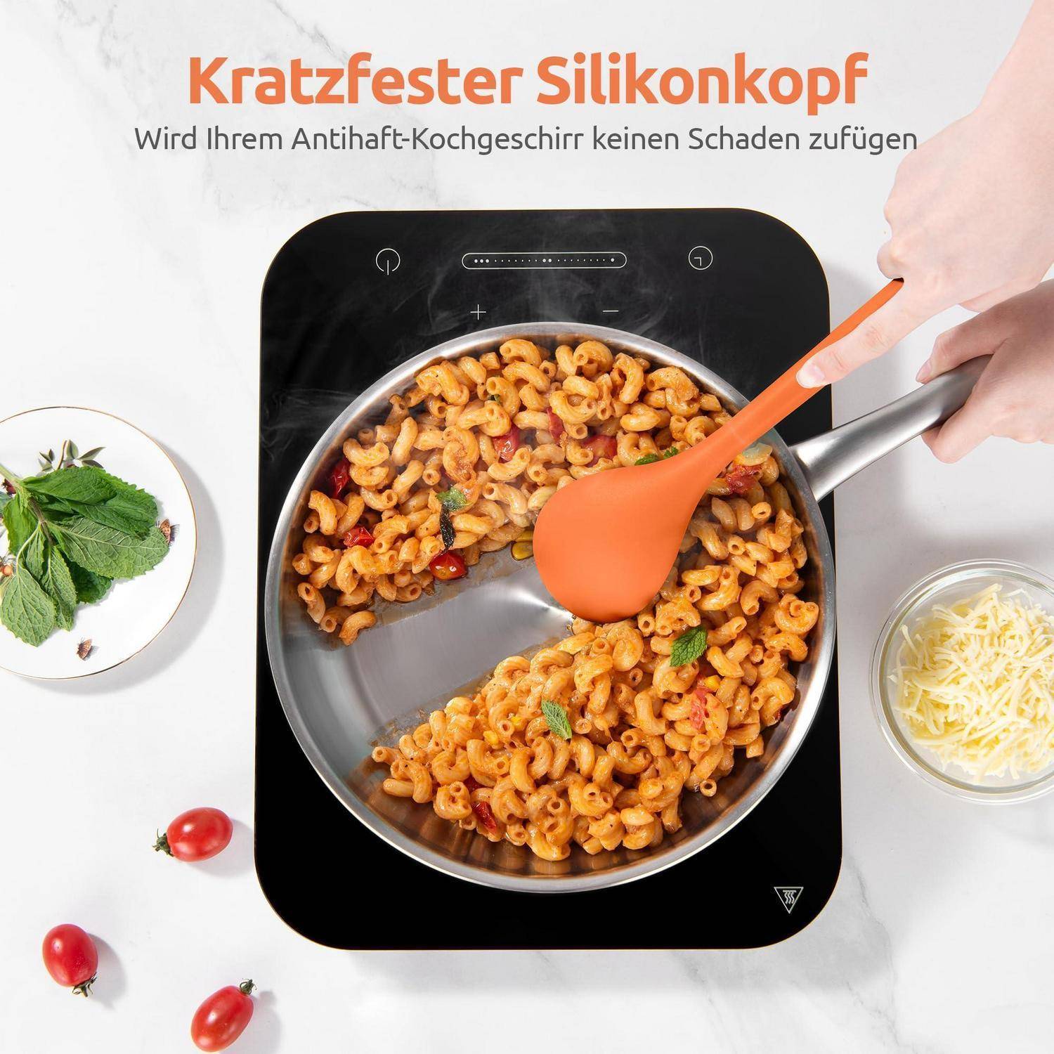 Draufsicht-Foto von Pasta, die in einer Pfanne auf einem Induktionskochfeld mit einem orangefarbenen Silikon-Löffel umgerührt wird; deutscher Text bewirbt einen kratzfesten Silikonkopf.