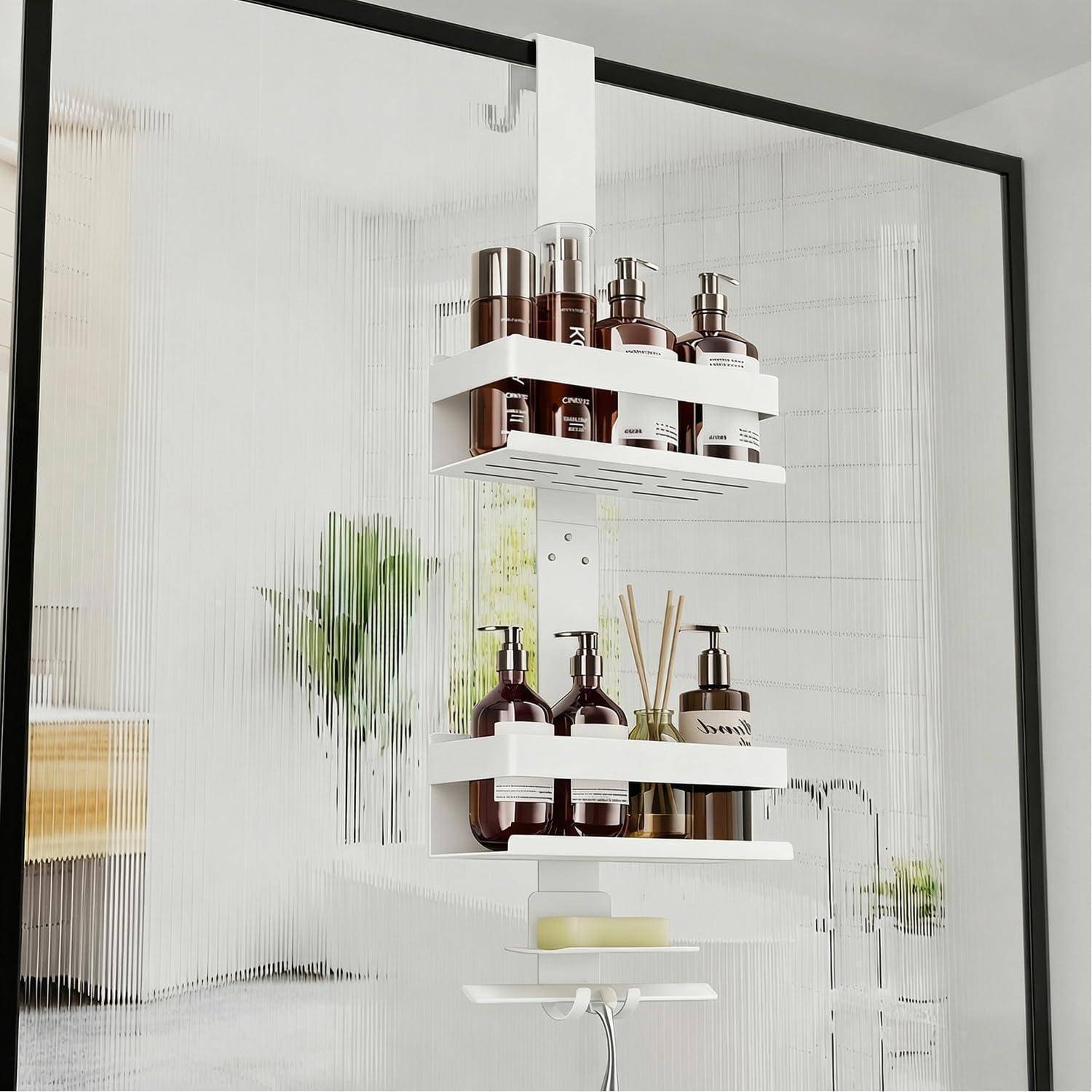 Weiße Duschablage mit Shampoo, Seife und Toilettenartikeln, montiert auf einer gläsernen Duschabtrennung in einem modernen Badezimmer.