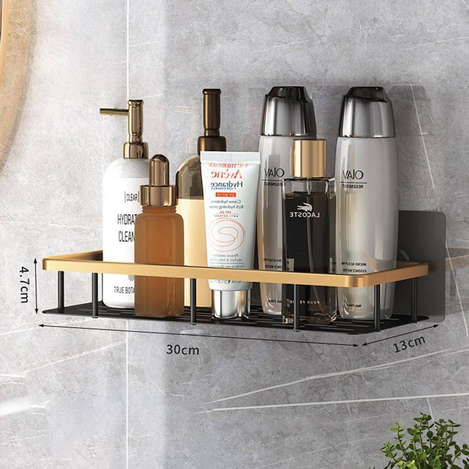 Goldenes, wandmontiertes Badezimmerregal mit mehreren Lotion- und Reinigungsflaschen, mit Größenetiketten, die 30 cm mal 13 cm mal 4,7 cm anzeigen.