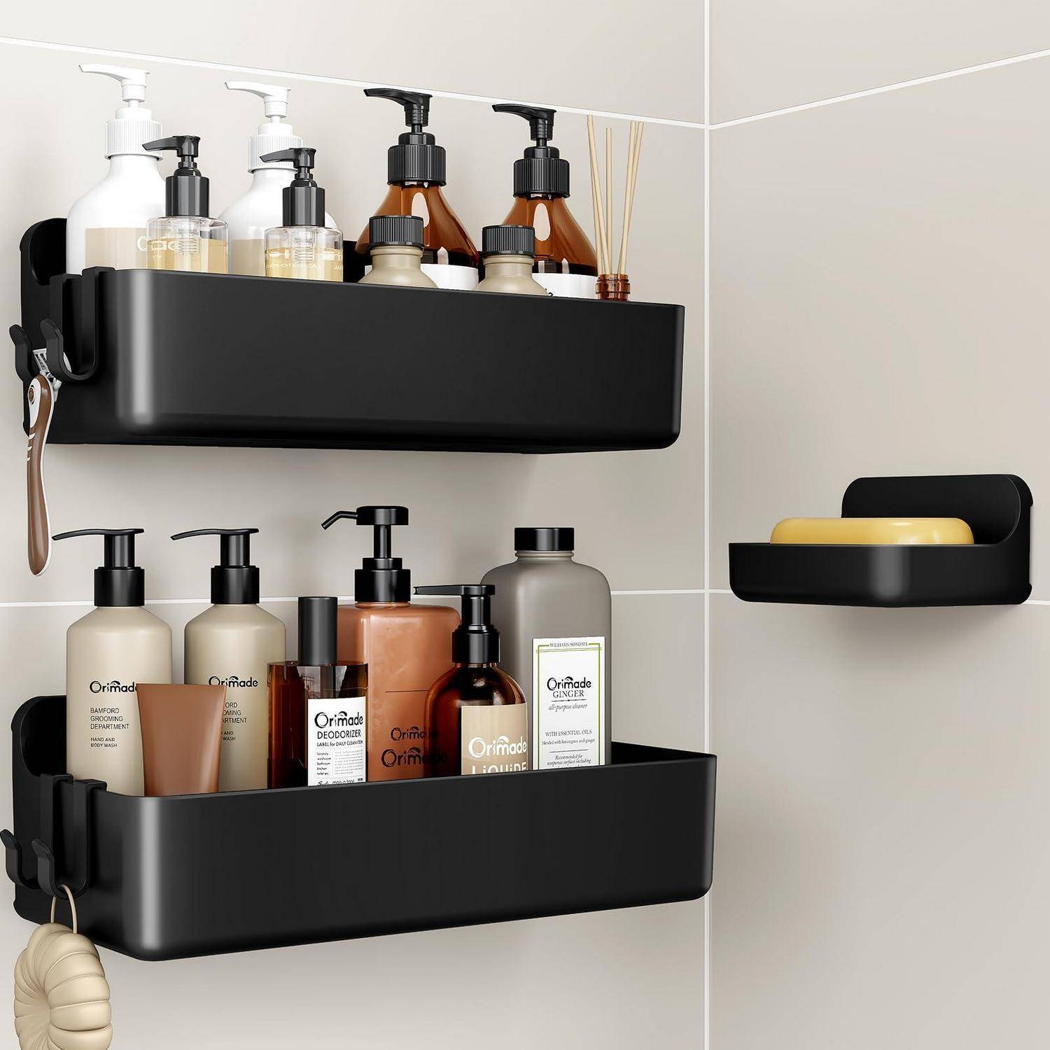 Schwarze Duschkörbe halten verschiedene Shampoo- und Duschgelflaschen an einer gefliesten Badezimmerwand, mit einem kleinen Seifenhalter auf der rechten Seite.