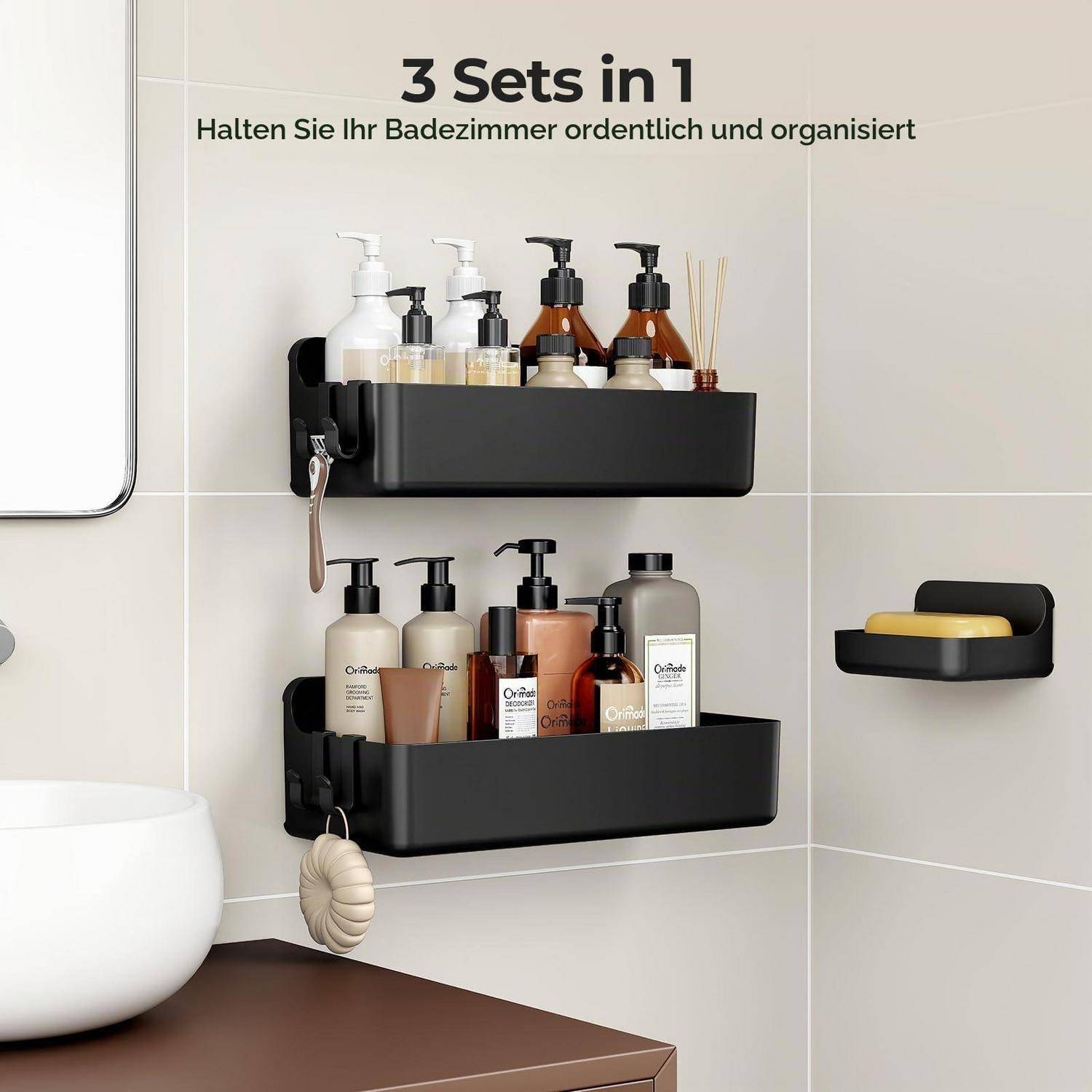 An der Wand montierte schwarze Badezimmerregale, auf denen Shampoo, Seife und Toilettenartikel stehen, mit deutschem Text „3 Sets in 1", das ein organisiertes Badezimmer bewirbt.