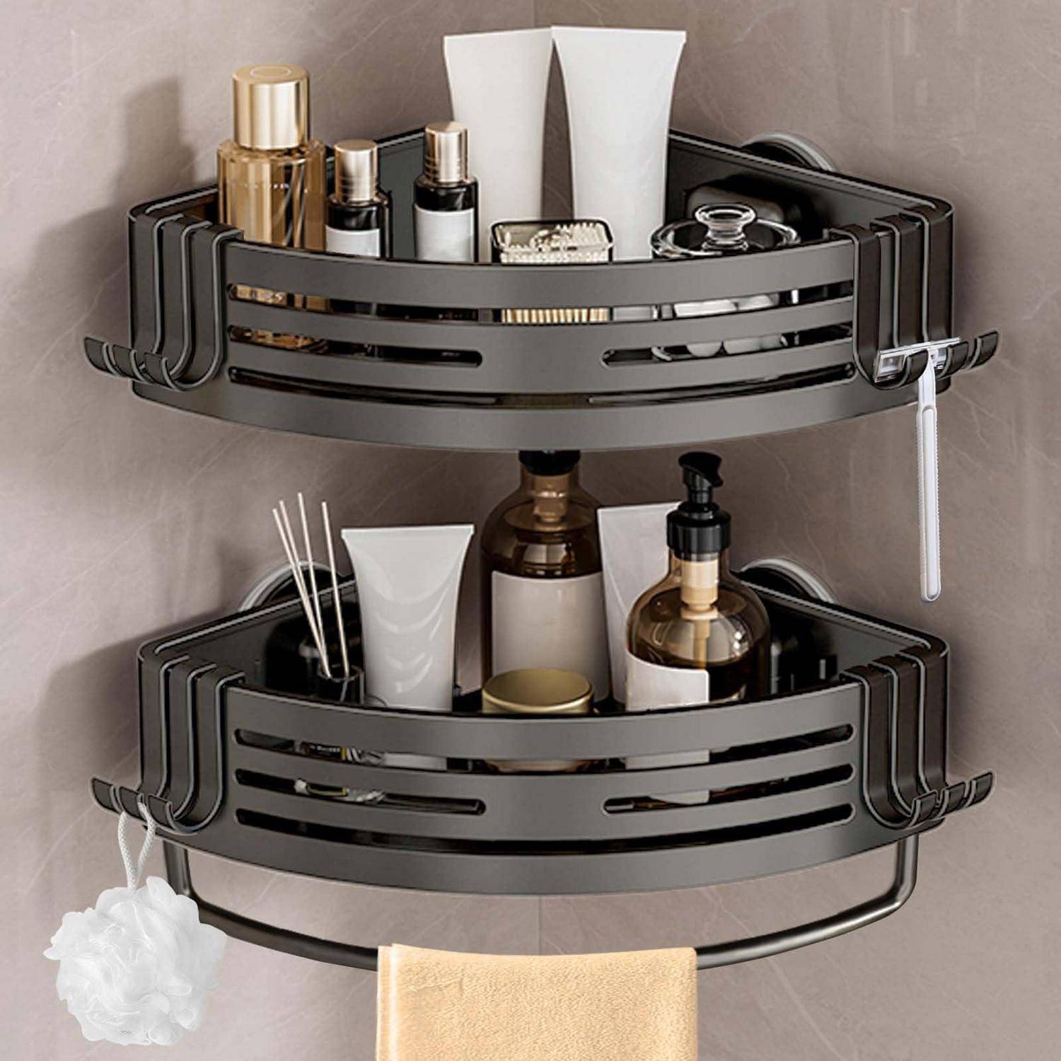 Zweilagiges, an der Wand montiertes Eckregal zum Organisieren von Toilettenartikeln und Flaschen mit einem hängenden Handtuch und einem Badepuff im Badezimmer.