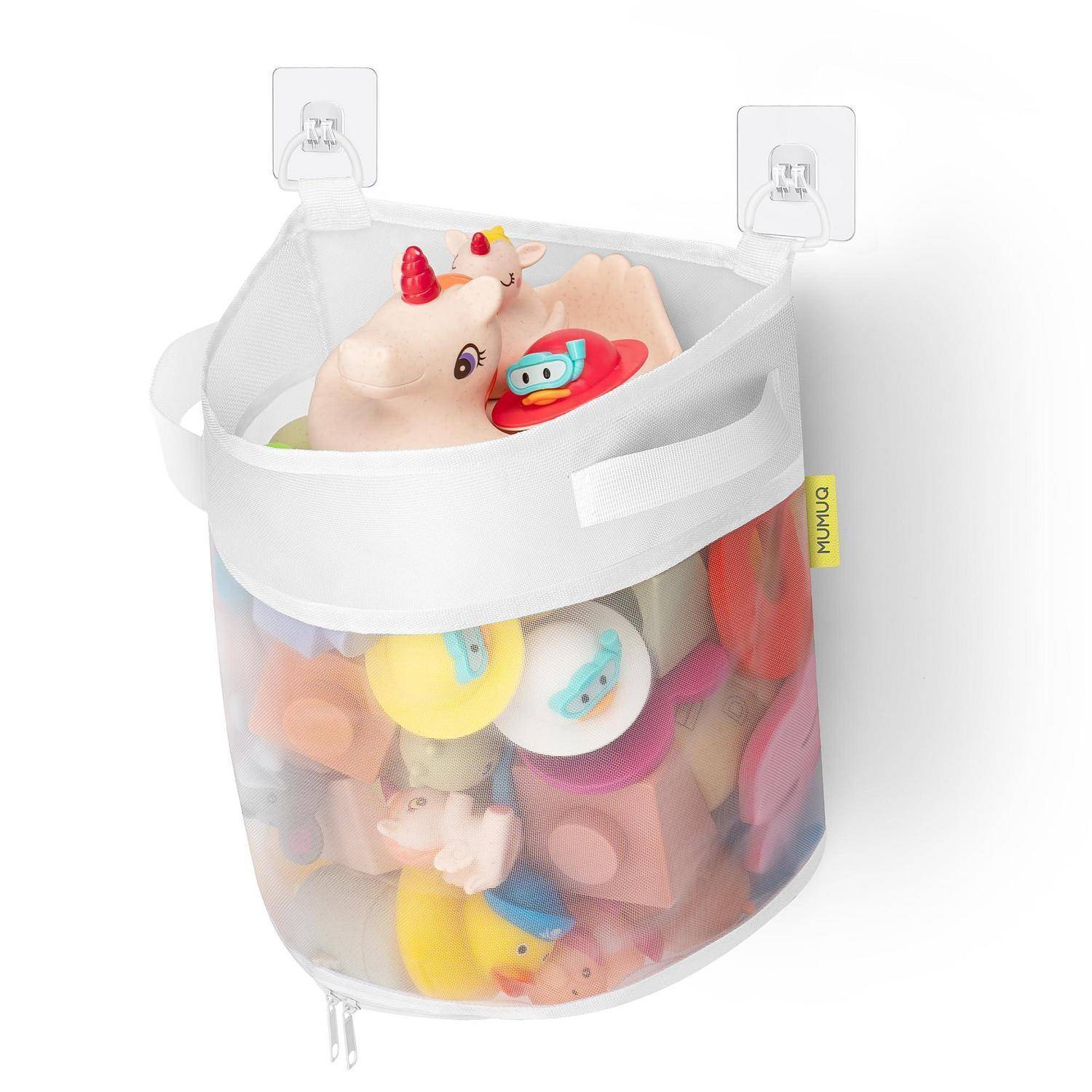 Transparente hängende Aufbewahrungstasche gefüllt mit Badespielzeugen, mit Saugnäpfen oben und einem 