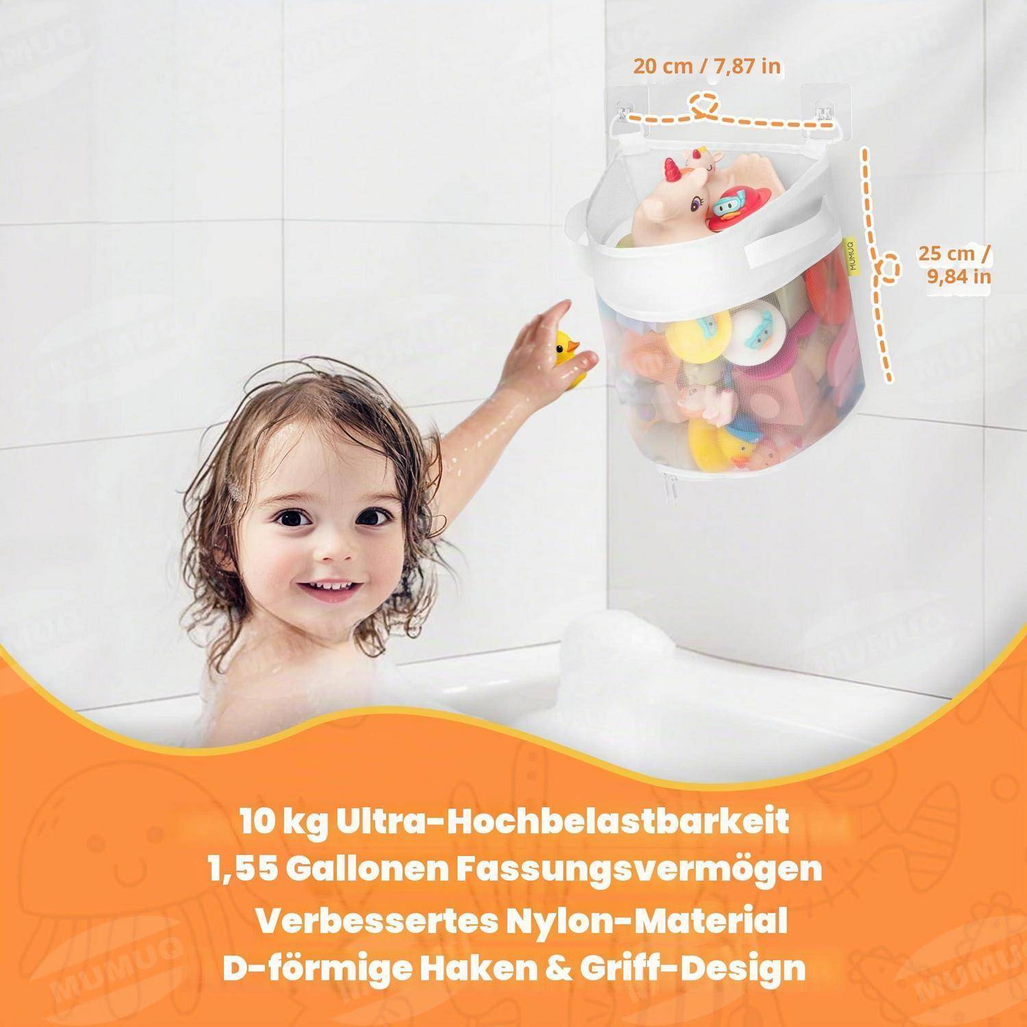 Kleinkind in einer Badewanne, das nach einer wandmontierten Spielzeugspeichertasche greift; gekennzeichnet mit einer Tragfähigkeit von 10 kg, einer Kapazität von 1,55 Gallonen, aus Nylonmaterial, mit D-Haken-Griffdesign.