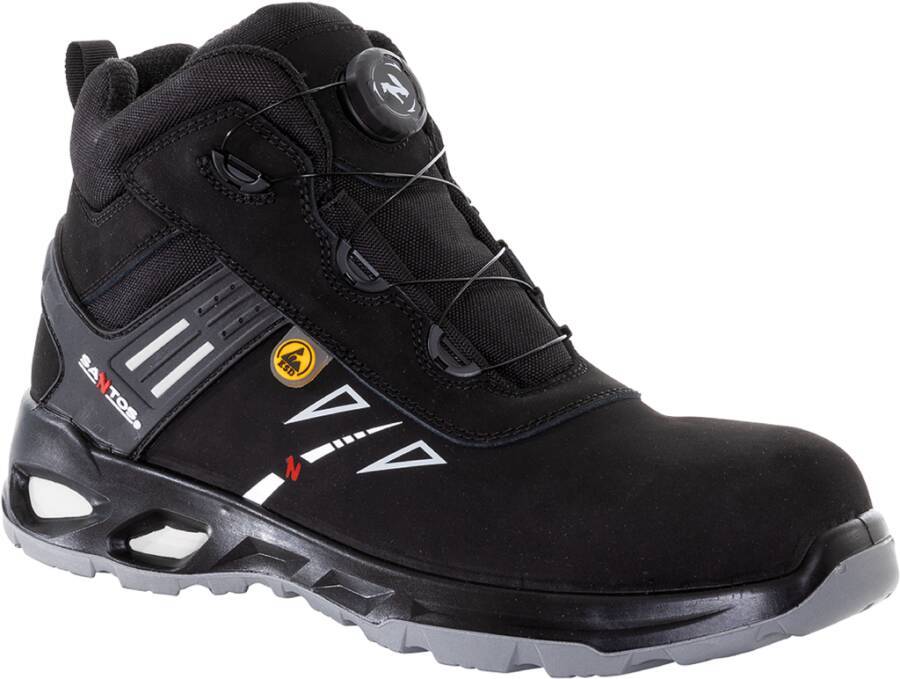 Schwarzer hoher Sicherheitsstiefel mit Schutzkappe, robuster Sohle und seitlichem Branding auf weißem Hintergrund.