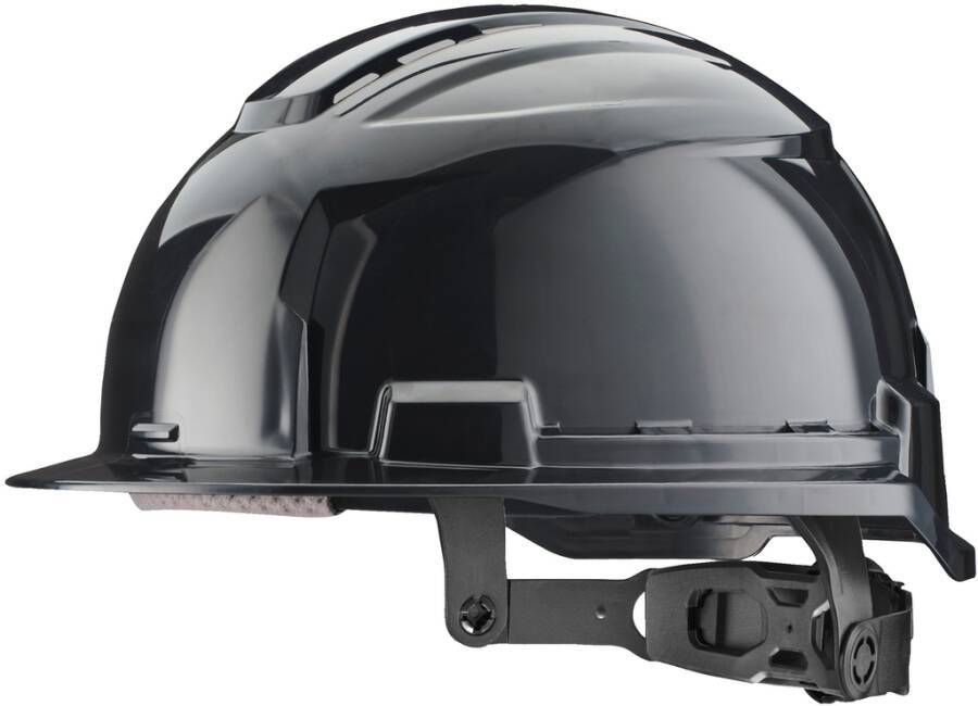 Schwarzer Schutzhelm mit befestigtem Kinnriemen, in Seitenansicht auf weißem Hintergrund dargestellt.
