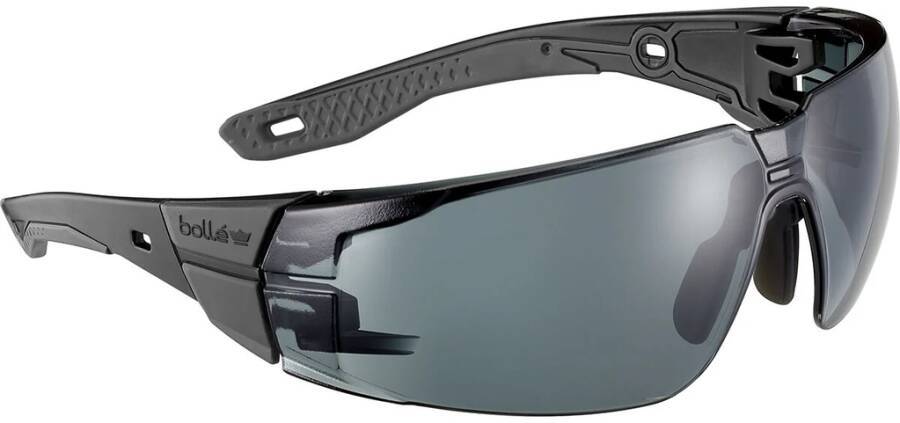 Schwarze Schutzsonnenbrille mit umwickeltem Design, getönten Gläsern und Seitenschilden, in Profilansicht auf weißem Hintergrund dargestellt.