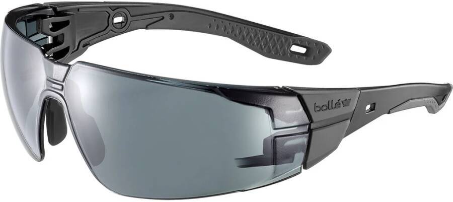 Graue Schutzbrille mit Umfassungsform, schwarzen Bügeln und getöntem Glas, vor weißem Hintergrund dargestellt.