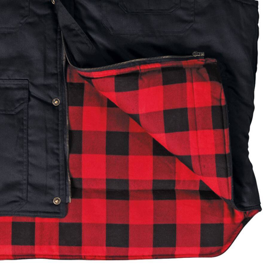 Nahaufnahme einer schwarzen Jacke mit rot-schwarzem kariertem Flanellfutter und Saum, der das Stoffinnere und den vorderen Druckknopfverschluss zeigt.