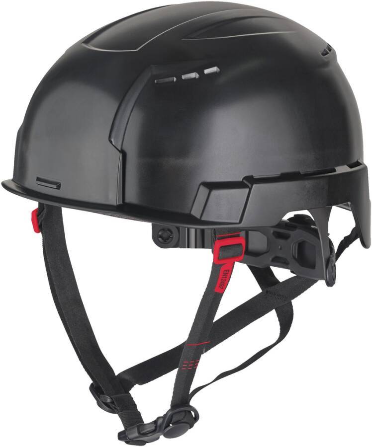 Schwarzer Schutzhelm mit verstellbarem Kinnriemen und hinterer Tragevorrichtung, dargestellt auf weißem Hintergrund.