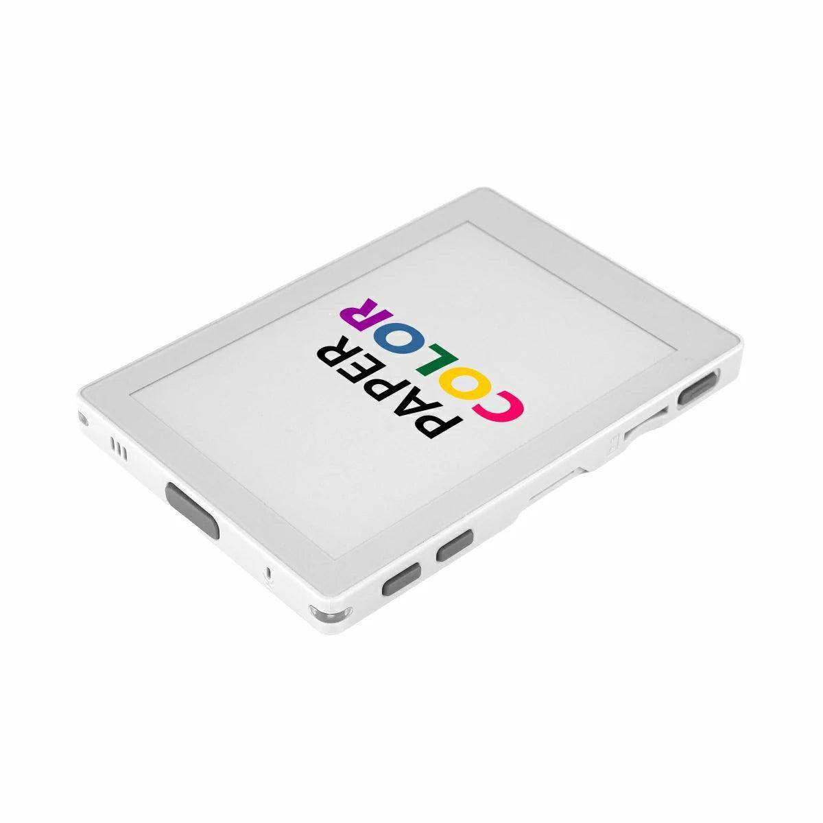 Weißes quadratisches elektronisches Gerät mit „PAPER COLOR"-Logo, in schräger Ansicht auf einfachem Hintergrund dargestellt, mit sichtbaren Seitenport.