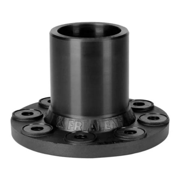 Schwarze Metallkupplung mit Flansch und zylindrischer Form oder Nabe mit Schraubenlöchern rund um die Basis, freigestellt auf weißem Hintergrund.
