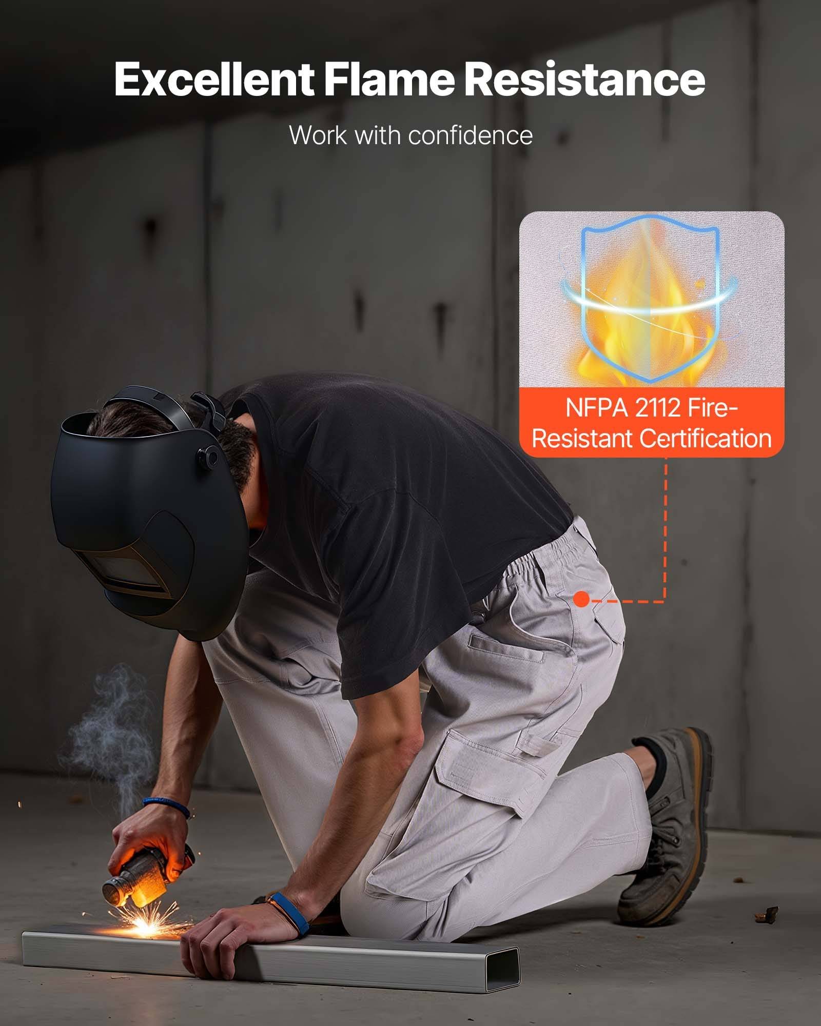 Person, der kniend schweißt, trägt Schutzausrüstung, mit Text „Ausgezeichnete Flammschutzbeständigkeit" und „NFPA 2112 Flammschutz-Zertifizierung"" mit Hervorhebung von flammhemmender Kleidung.