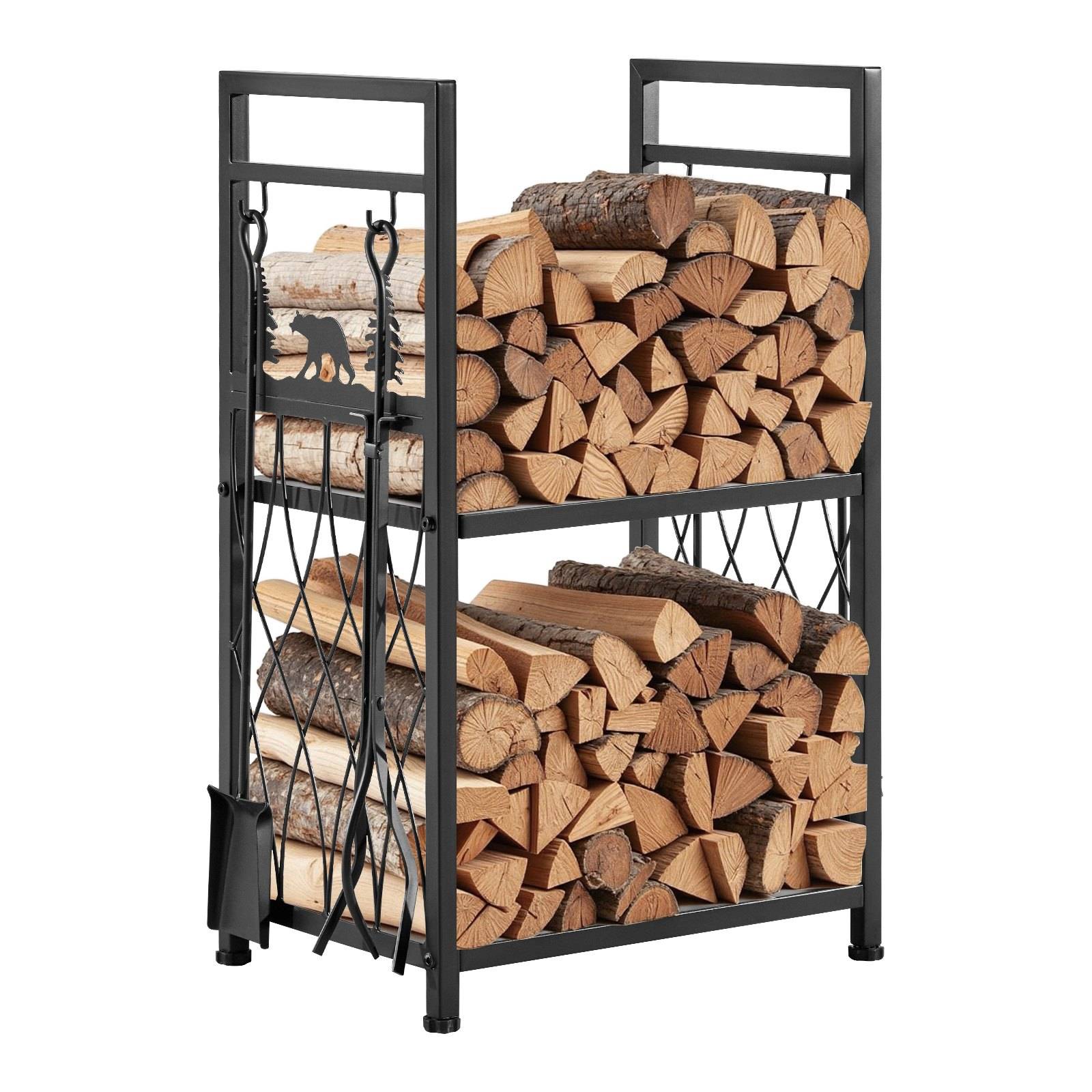 Schwarzes Metall-Feuerholzregal mit zwei Ebenen, gefüllt mit gespalteten Holzscheiten, mit dekorativen Bärenpaneelen an den Seiten.
