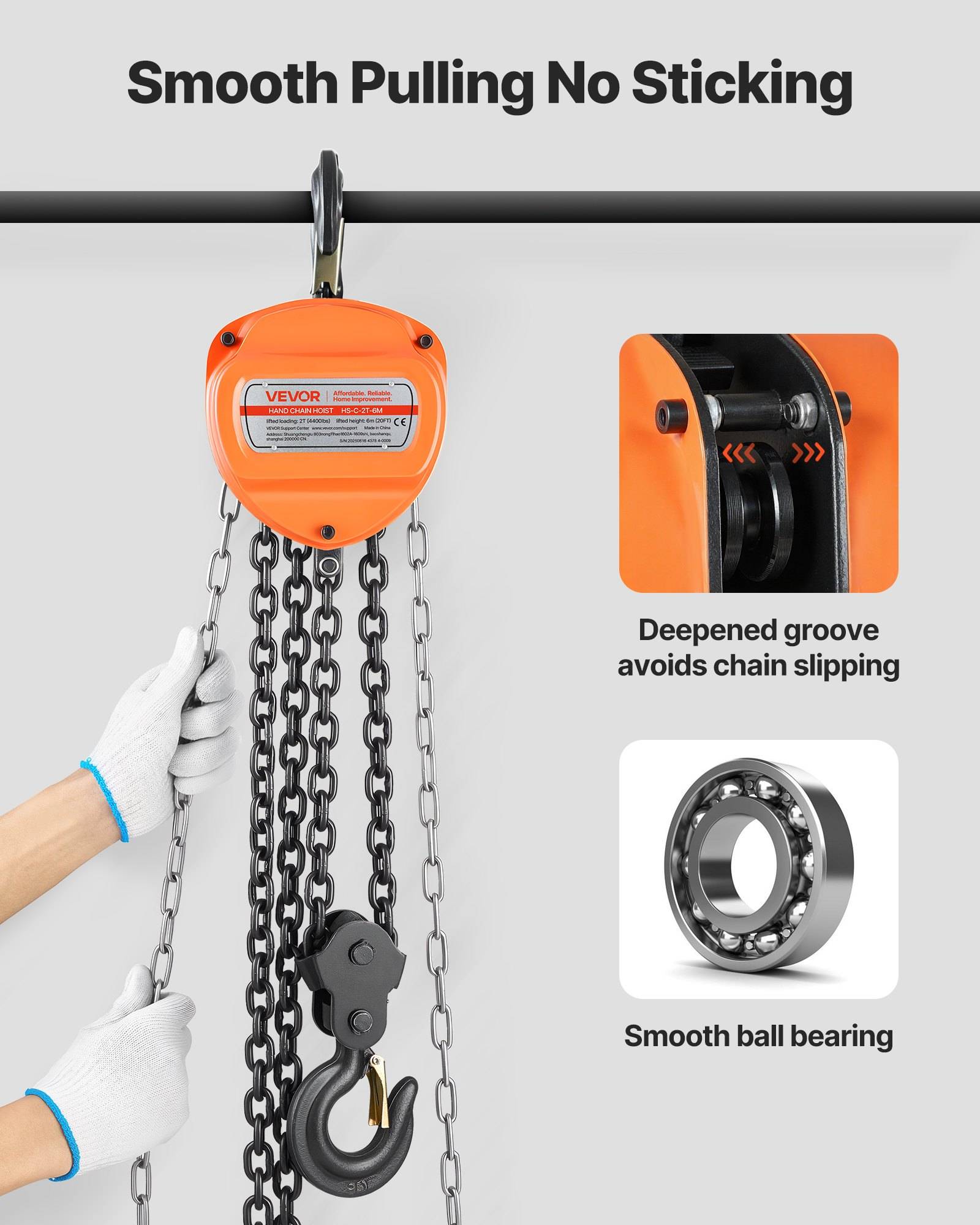 Orangefarbener Kettenzug, der von einem Balken hängt, von behandschuhten Händen gehalten, mit Beschriftungen „Sanftes Ziehen ohne Hängenbleiben", „Vertieftes Profil verhindert Kettenrutschen"" und „Gleitendes Kugellager"".