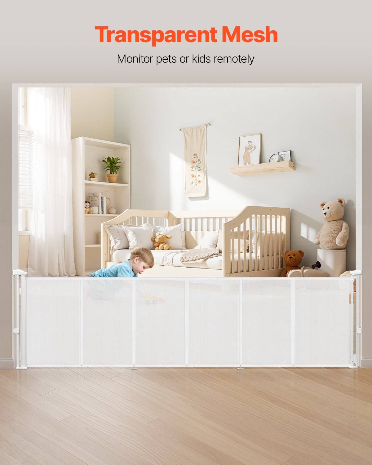 Transparentes Mesh-Babytor in einem Kinderzimmer, das ein Gitterbett, Spielzeug und ein Kind im umschlossenen Bereich zur Fernüberwachung zeigt.