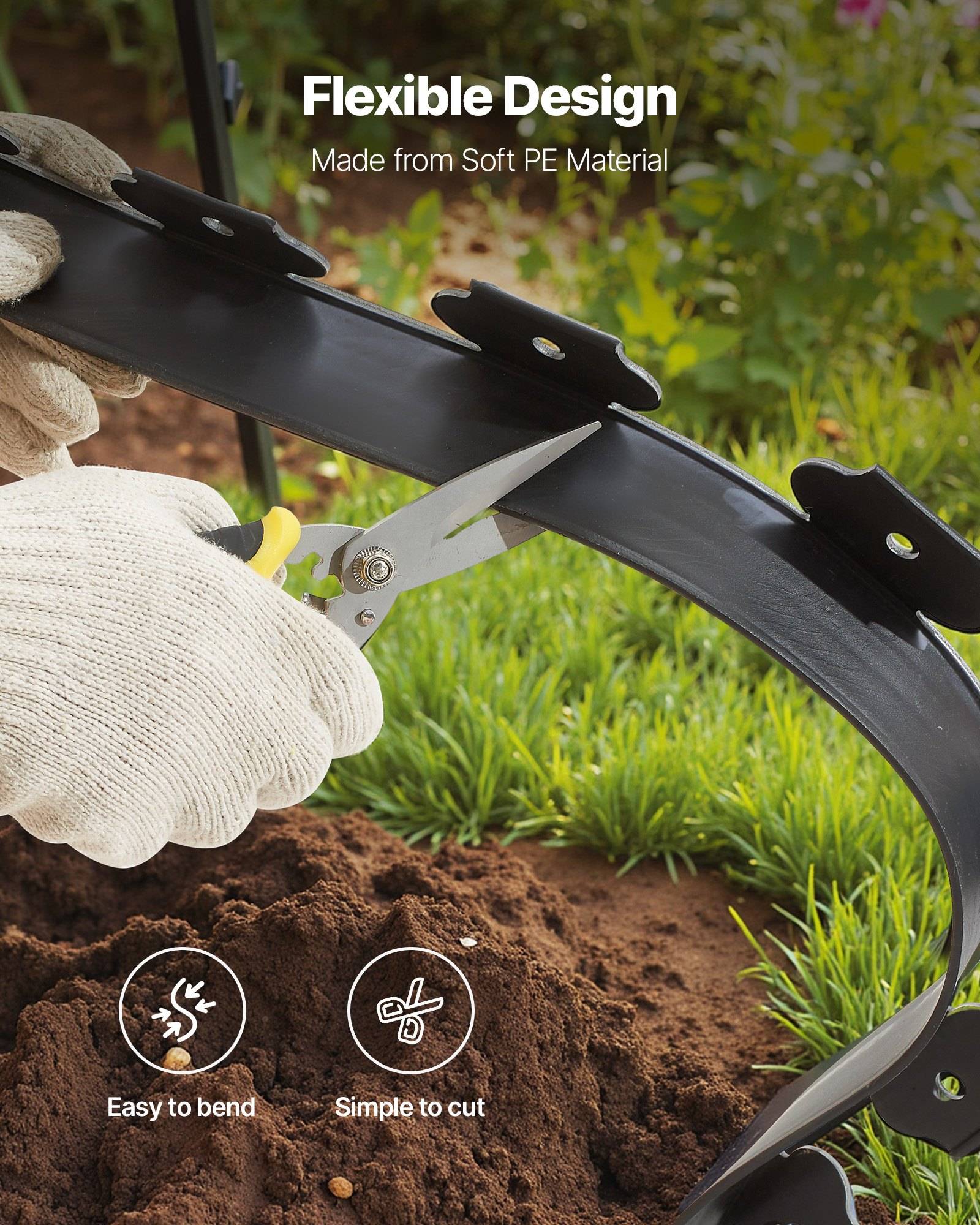 Behandschuhte Hände schneiden einen flexiblen schwarzen Kantenstreifen mit einer Schere in einem Garten; der Text sagt „Flexibles Design" und „Hergestellt aus weichem PE-Material"" mit Symbolen für „Leicht zu biegen"" und „Einfach zu schneiden"".