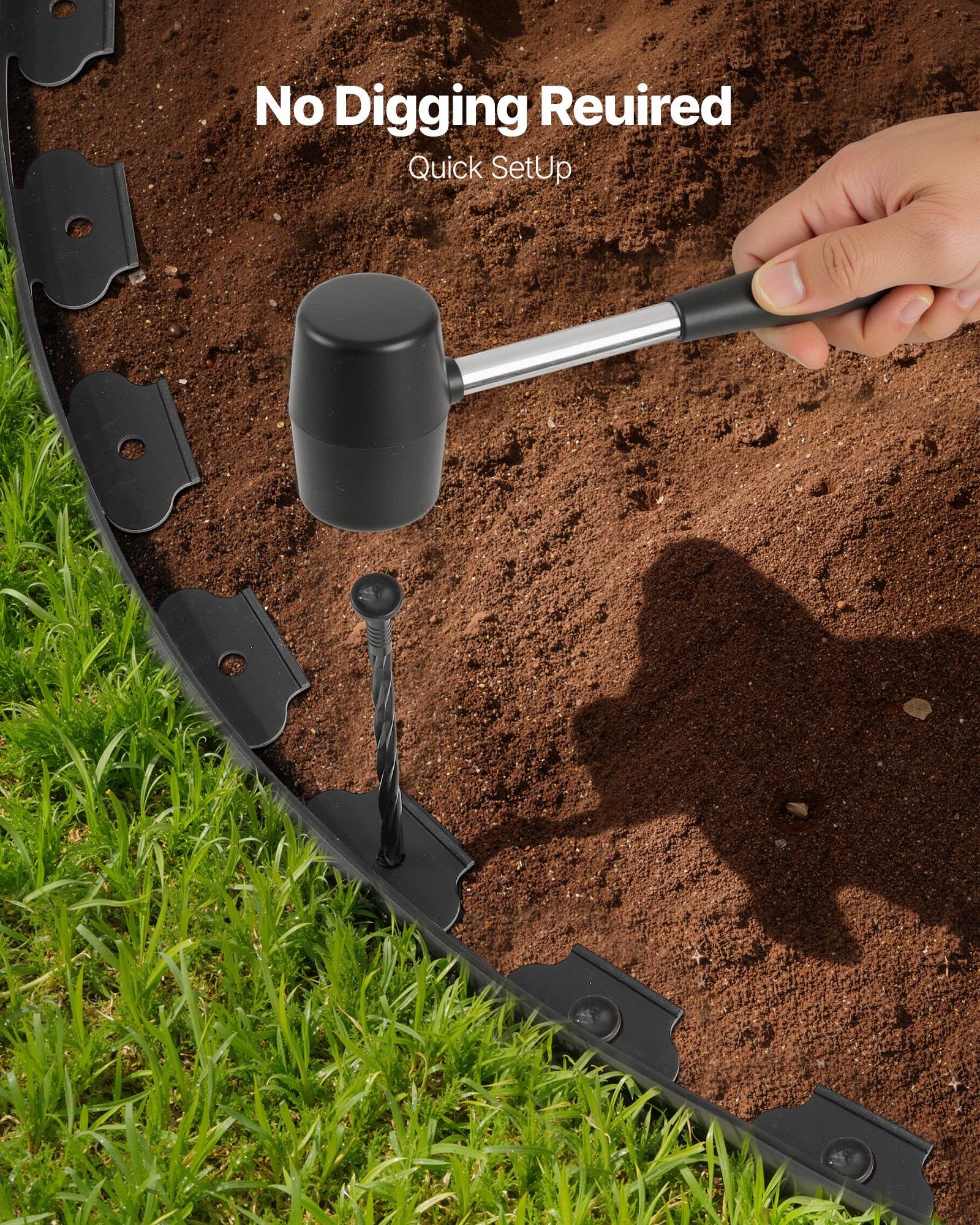 Hand benutzt einen Hammer, um Kantenpfähle in den Boden neben einer Gartenbegrenzung zu schlagen; Text besagt „Kein Graben erforderlich" und „Schnelle Montage"".