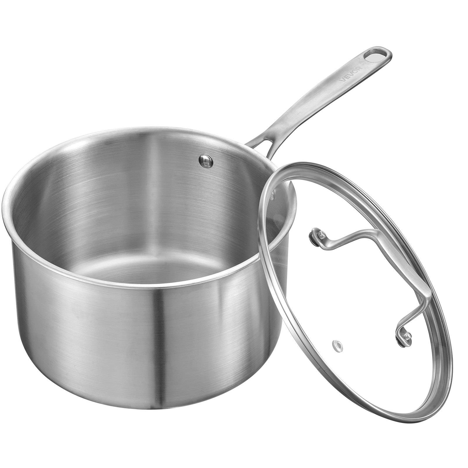 Edelstahlkasserolle mit langem Griff und Glasdeckel, geöffnet vor weißem Hintergrund dargestellt.