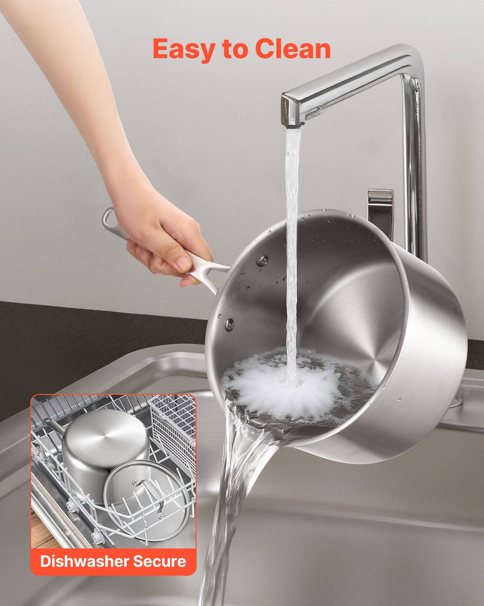 Edelstahlkochtopf wird unter einem Wasserhahn gespült, mit dem Text „Leicht zu reinigen"; die Vergrößerung zeigt einen Topf mit der Bezeichnung „Spülmaschinensicher"" in einem Spülmaschinengitter.