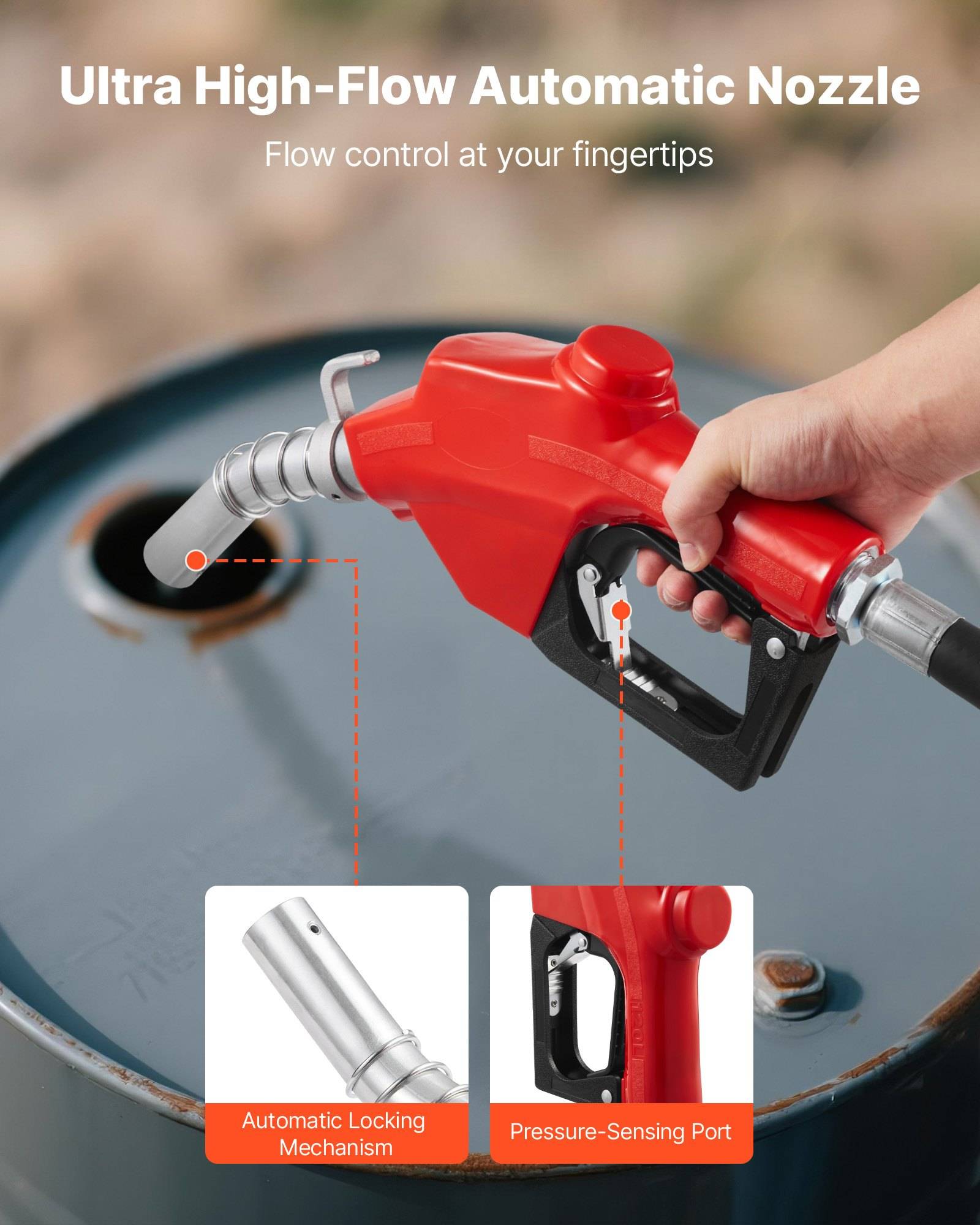 Hand hält eine rote Ultra-Hochdurchsatz-Automatikdüse über einer Tanköffnung, mit Beschriftungen für einen automatischen Verriegelungsmechanismus und einen Druckempfindungsanschluss.