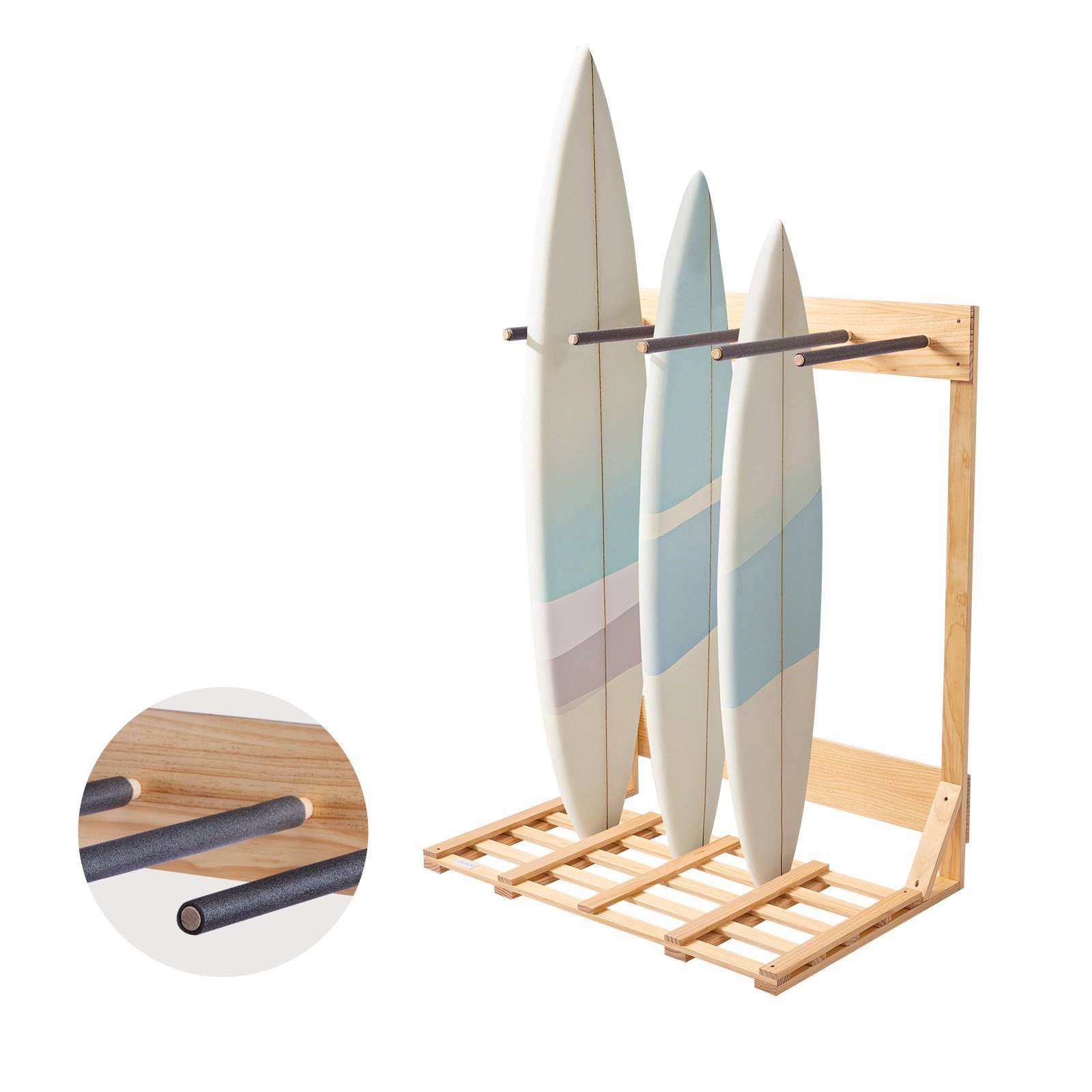 Holzgestelles für Surfbretter mit drei aufrecht stehenden Surfbrettern, mit einer Nahaufnahme eines Einsatzes, die gepolsterte Stützstangen zeigt.