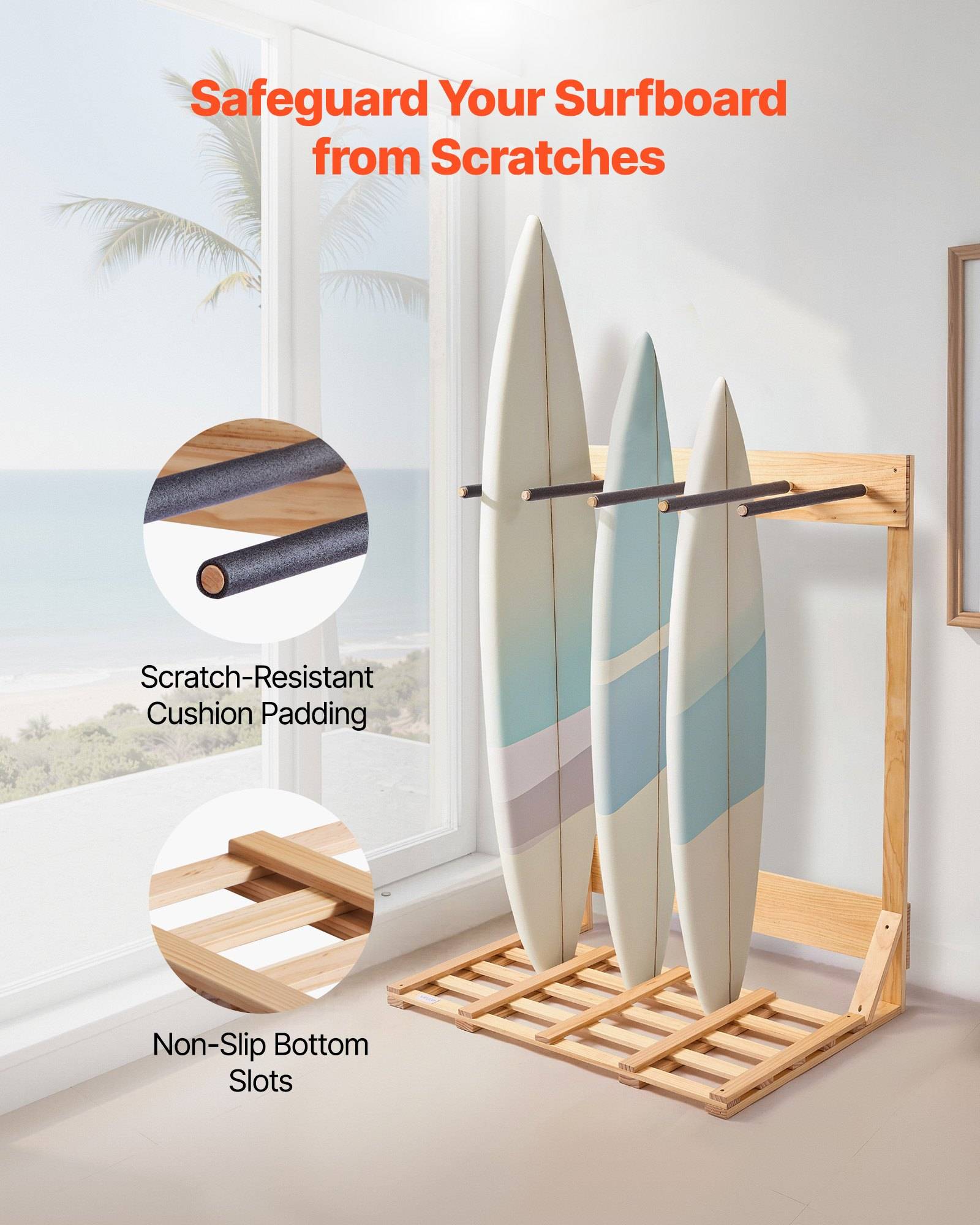 Holzständer für Surfbretter, der drei Bretter an einem Fenster hält, mit dem Text „Schützen Sie Ihr Surfbrett vor Kratzern" und Beschriftungen für kratzfeste Polsterung und rutschfeste Bodenschlitze.
