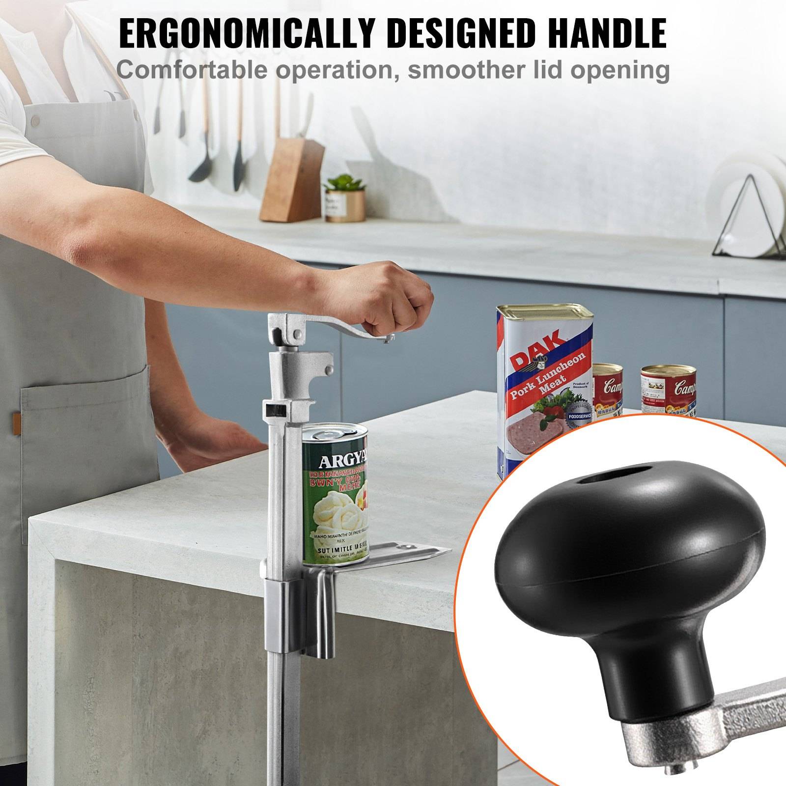 Person benutzt einen ergonomischen Dosenöffner an einer Dose; die Vergrößerung zeigt das schwarze Griffdesign mit Text: „ERGONOMISCH GESTALTETER GRIFF" und „Komfortable Bedienung, sanfteres Öffnen des Deckels"".