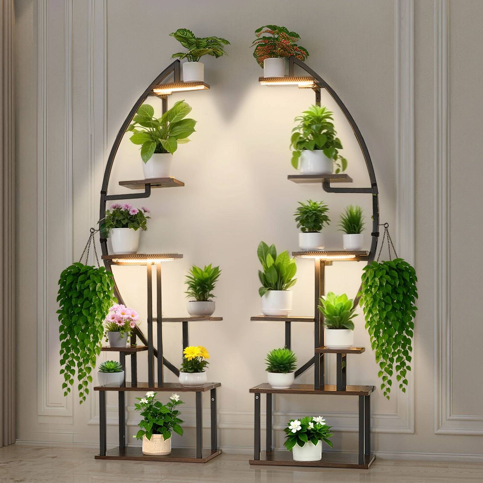 Innenpflanzen-Display mit mehreren bepflanzten grünen Pflanzen, die auf einem dekorativen gewölbten Metallregal gegen eine helle Wand angeordnet sind.
