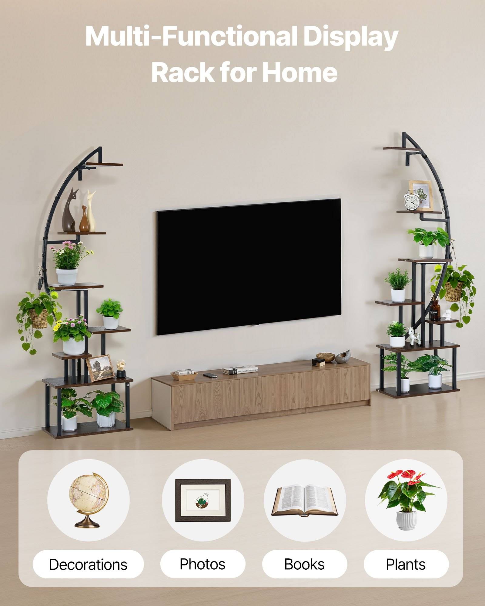 Wandmontierter Fernseher, zentriert zwischen zwei geschwungenen Regalen, die Pflanzen, Dekorationen, Fotos und Bücher halten; Text lautet „Multifunktionales Regal für Zuhause".