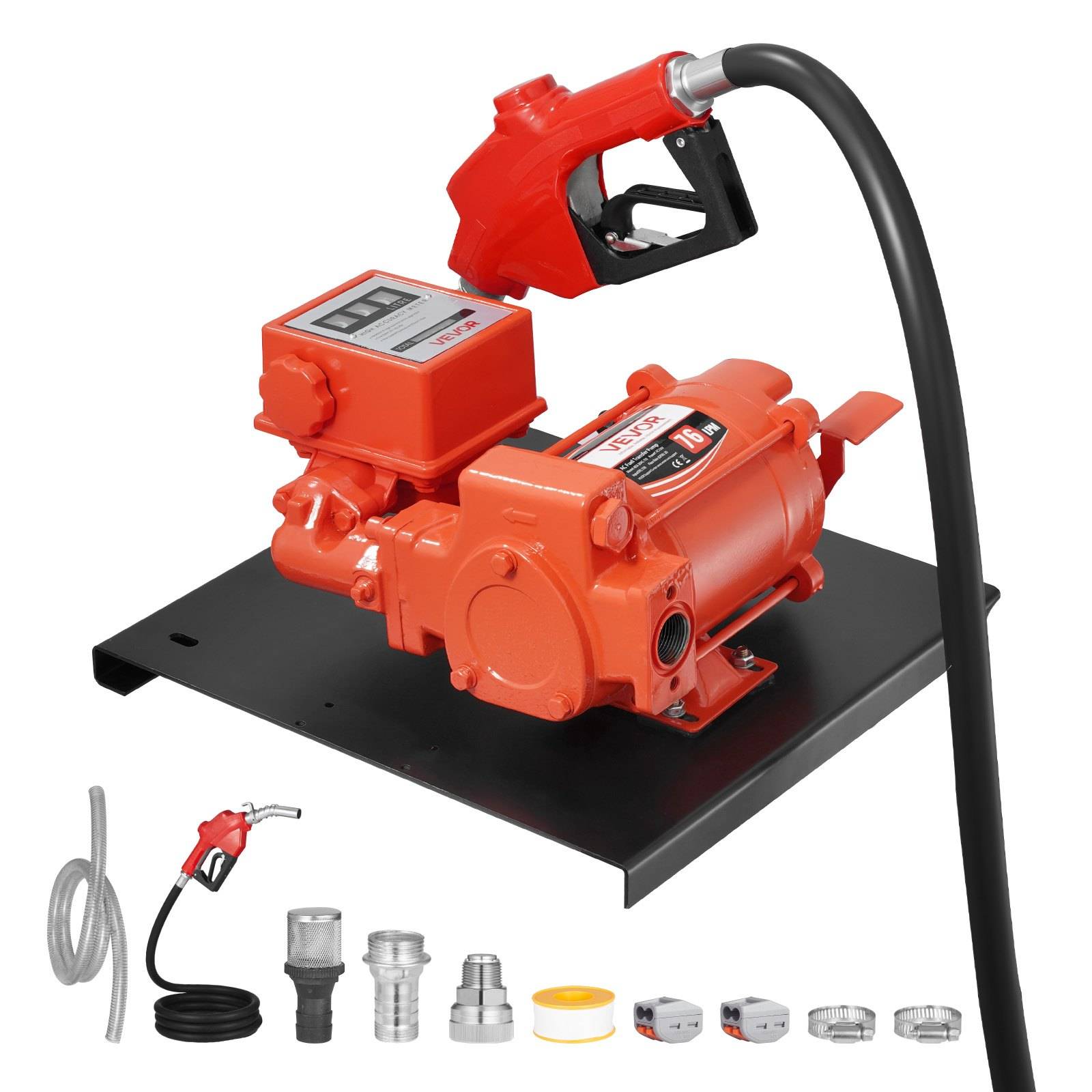 Orangefarbene elektrische Kraftstoffumfüllpumpe mit roter Düse und Schlauch auf schwarzem Sockel, gezeigt mit beiliegenden Anschlüssen und Zubehör darunter.