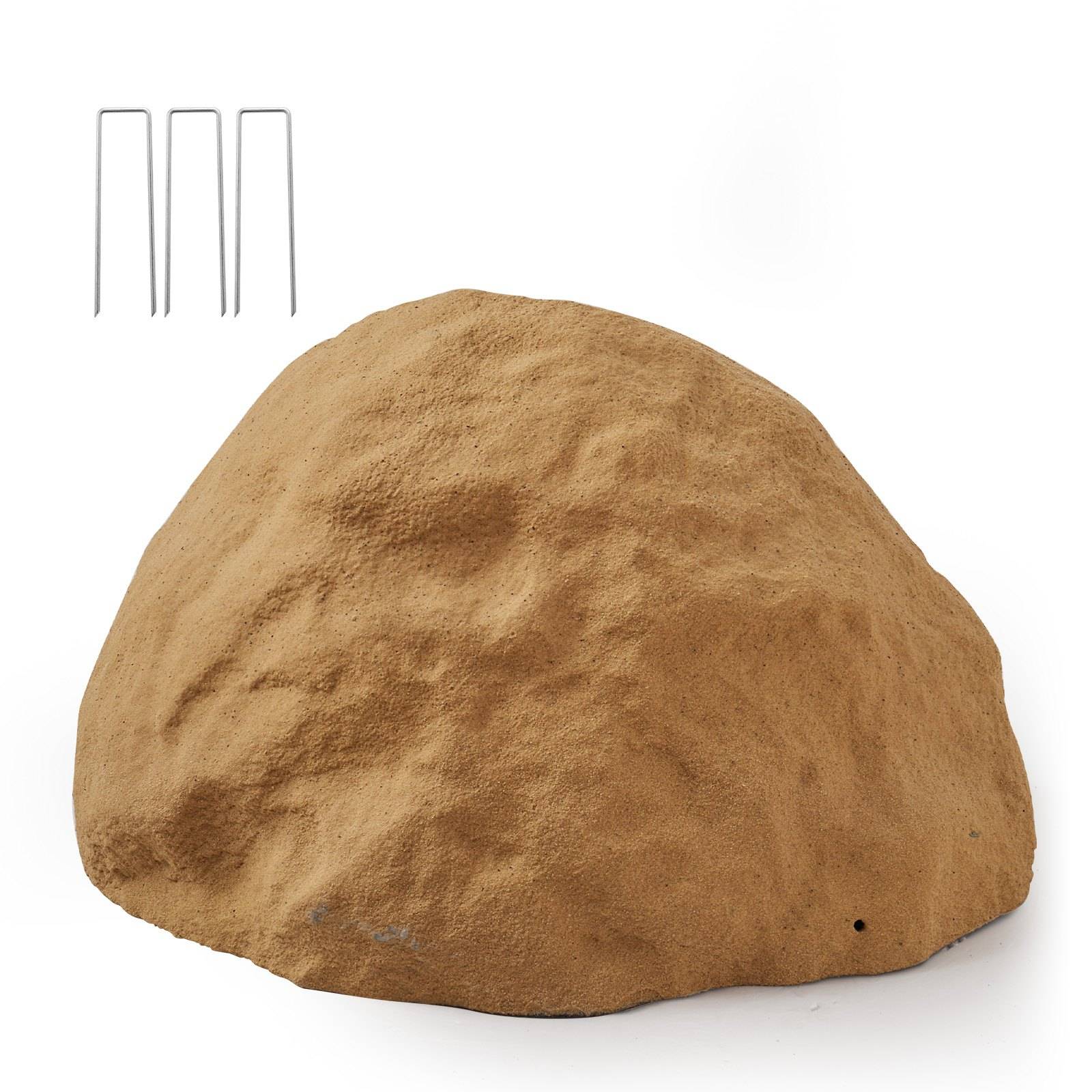 Brauner Sandhügel oder Kuppel mit drei Metallspitzen oben links, auf weißem Hintergrund gezeigt.