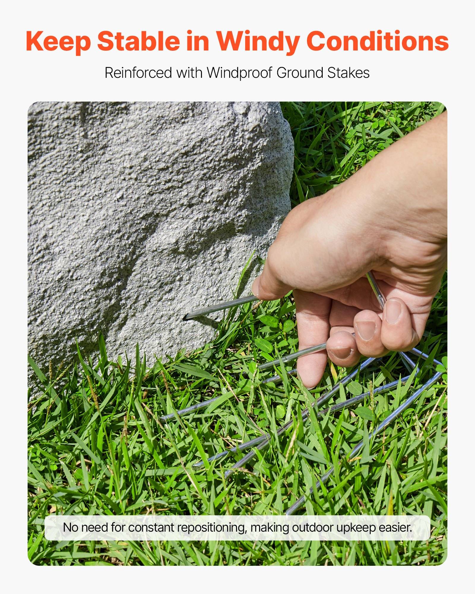 Hand, die einen Stein in Gras mit windsicheren Pfosten befestigt; der Text besagt „Stabil bleiben bei windigem Wetter" und „Keine ständige Neupositionierung erforderlich, was die Außenpflege erleichtert."