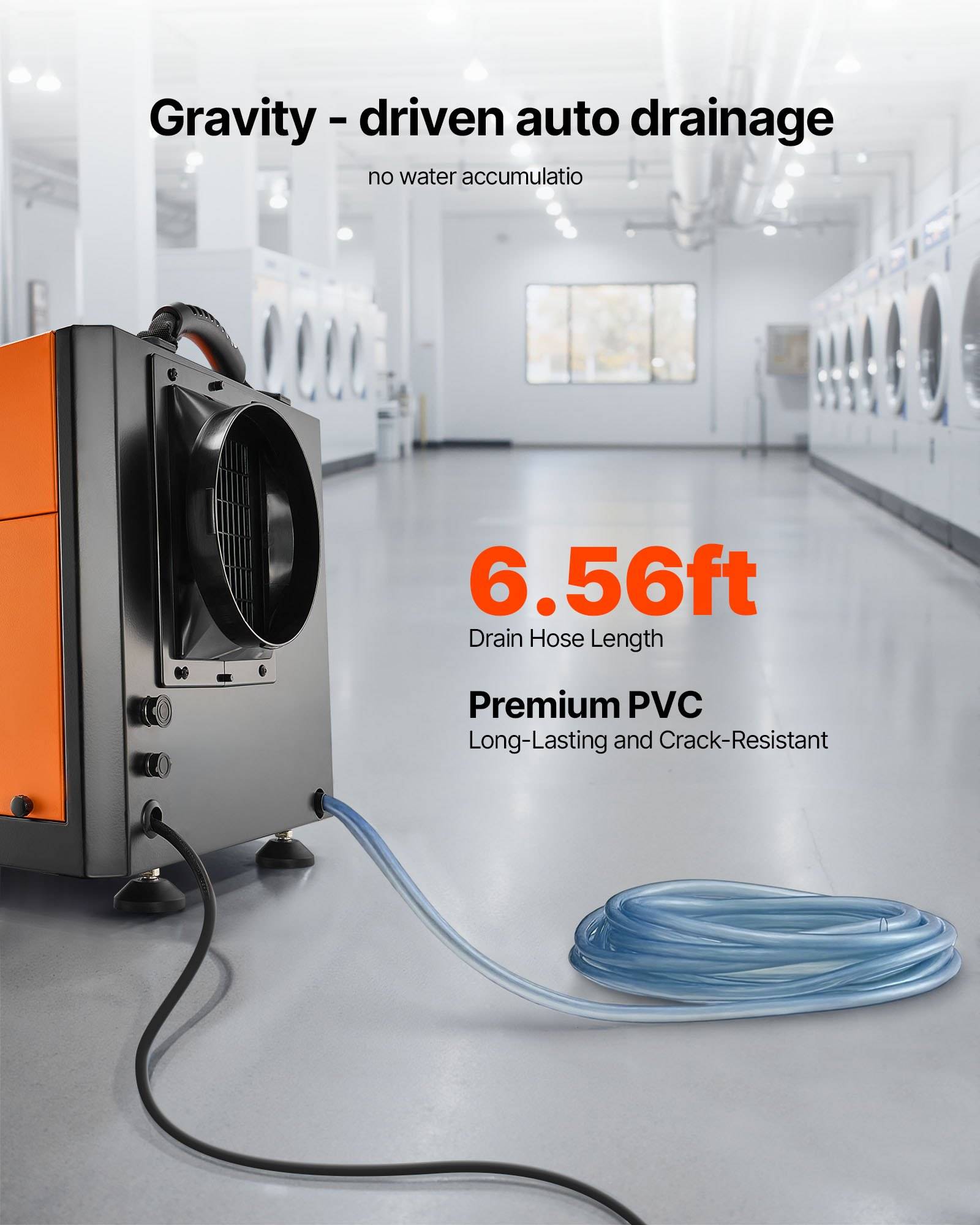 Tragbare Waschmaschine mit Ablaufschlauch in der Wäscherei, beschriftet mit „Schwerkraft-angetriebene automatische Entwässerung", „Ablaufschlauch mit 6,56 Fuß Länge"" und „Premium-PVC langlebig und rissbeständig"".