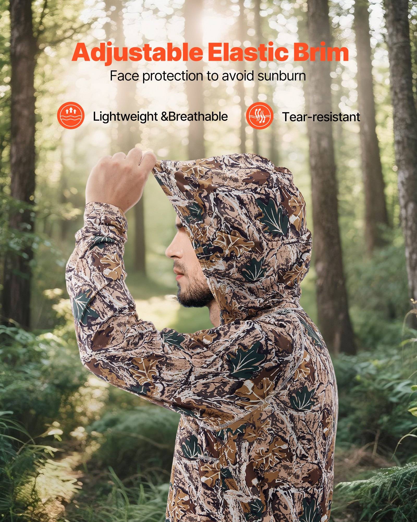 Mann in Camouflage-Kapuzen-Sonnenschutzjacke mit verstellbarem elastischem Schirm im Freien in einem Wald, dargestellt als leichter, atmungsaktiver und reißfester Gesichtsschutz, um Sonnenbrand zu vermeiden.