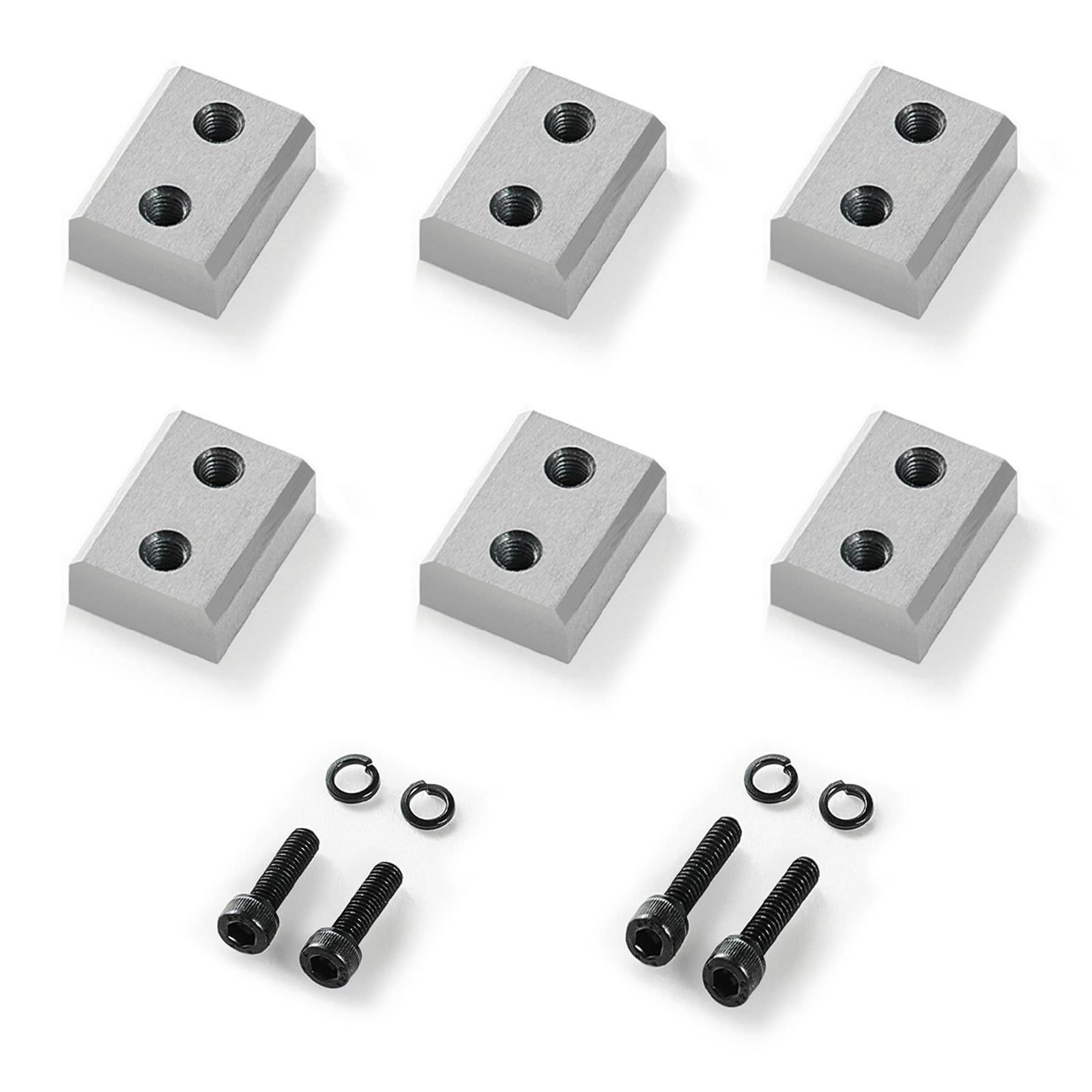 Sechs silberfarbene Metallmontageklötze mit je zwei Gewindelöchern, plus zwei Sätze schwarze Schrauben und Unterlegscheiben auf weißem Untergrund.