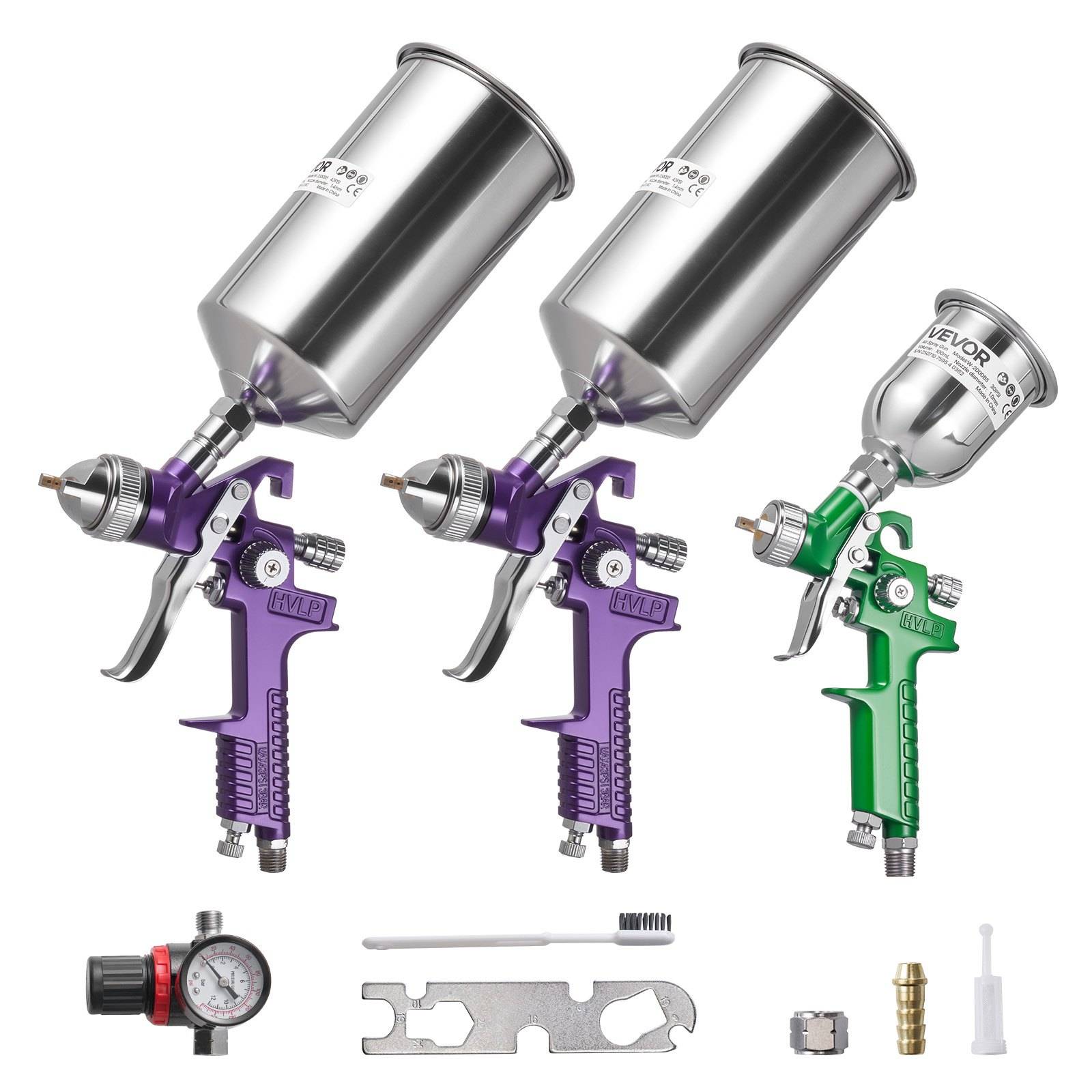 Drei Spritzpistolen mit Metallbechern, zwei violett und eine grün, dargestellt mit kleinen Zubehörteilen einschließlich eines Druckregelventils, einer Reinigungsbürste, einem Schraubenschlüssel, einer Verbindung und einer Kunststoff-Pipette.