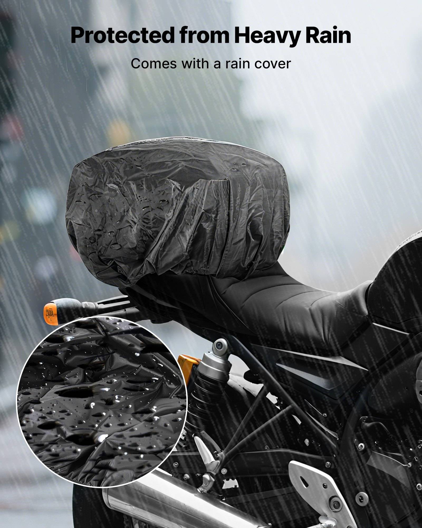 Motorradsitz mit schwarzer Regenschutzhülle bei starkem Regen bedeckt, mit Detailaufnahme, die Wassertropfen zeigt; Text sagt „Geschützt vor starkem Regen" und „Inklusive Regenschutzhülle"
