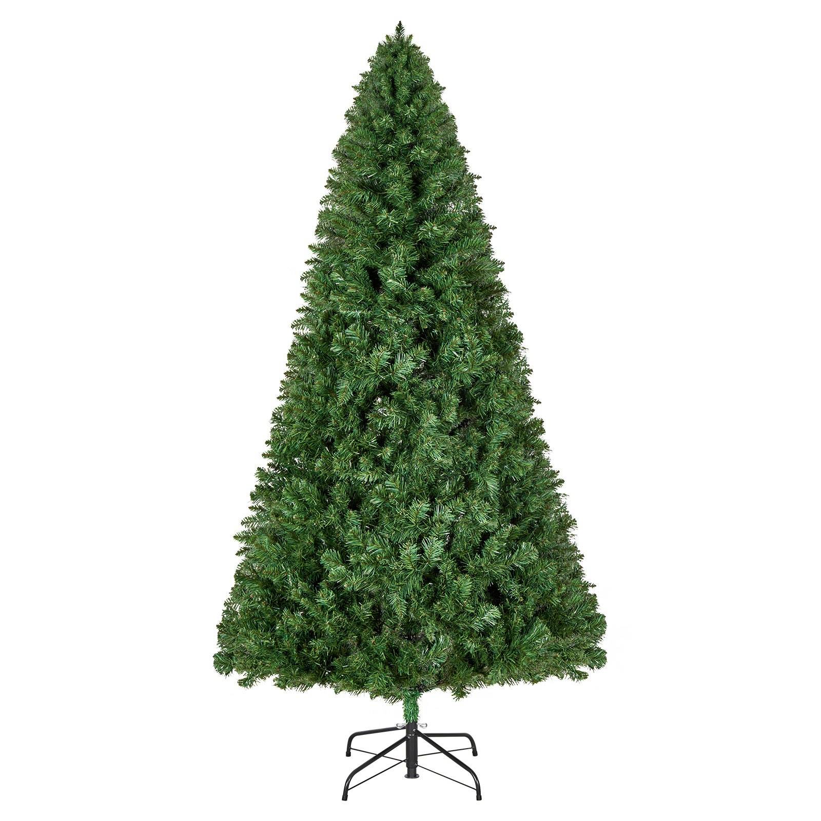 Ein künstlicher grüner Weihnachtsbaum mit Metallständer auf weißem Hintergrund.